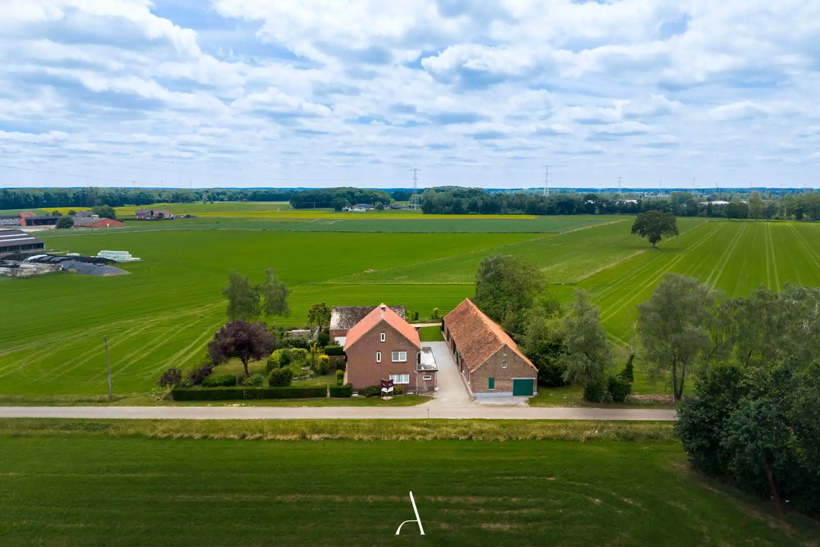 Hoofdfoto van de publicatie: Karaktervolle hoeve-eigendom met drie afzonderlijke gebouwen op ca. 2.323 m² in landelijke omgeving van Kinrooi