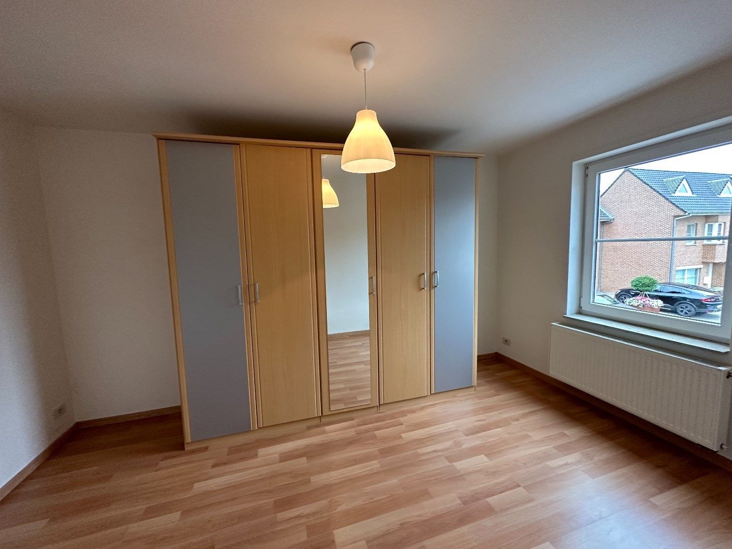 Centraal gelegen, lichtrijke woning met drie slaapkamers en garage foto 8