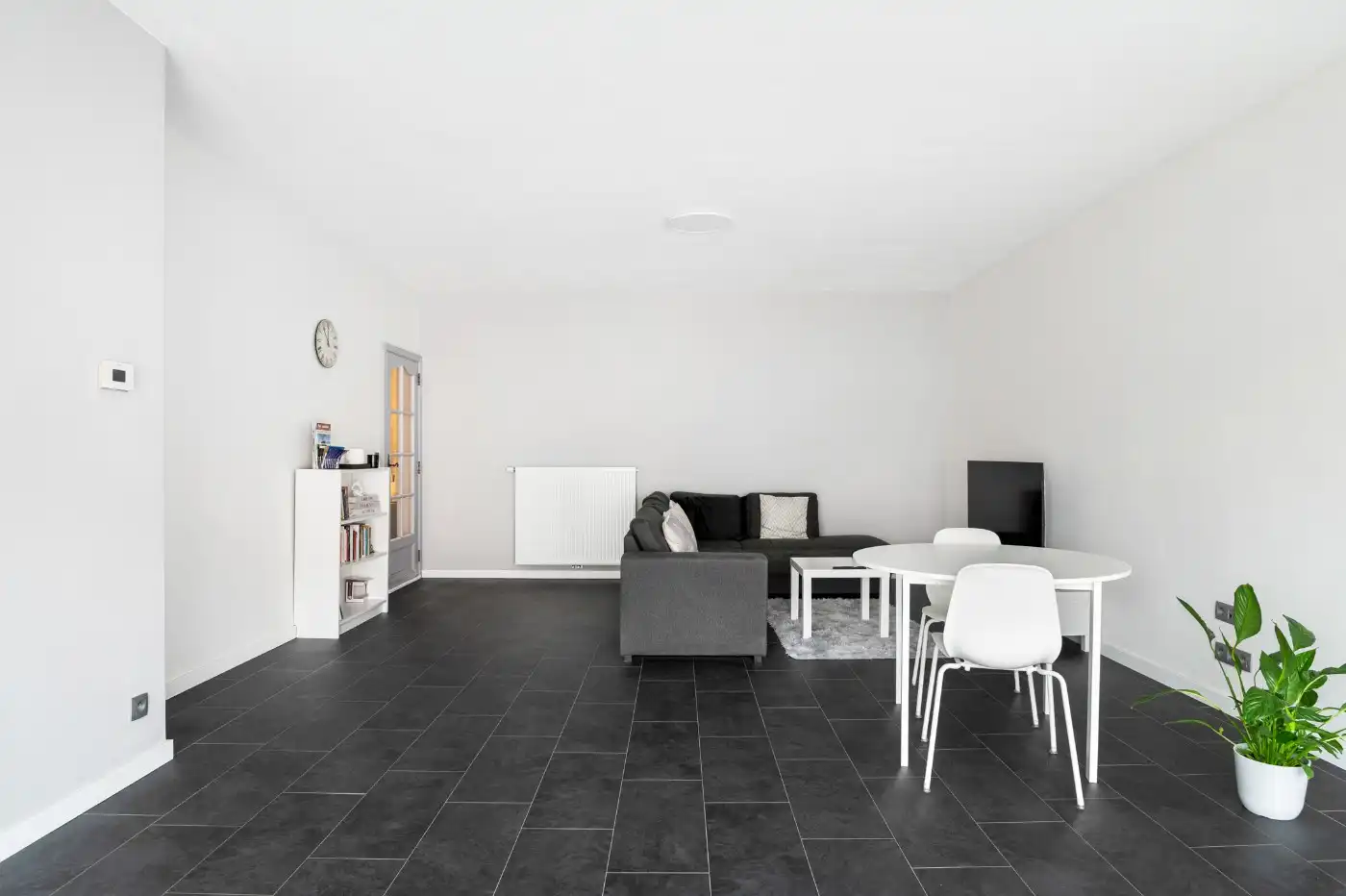 Instapklaar appartement met 2 slpk., balkon en garagebox foto 3