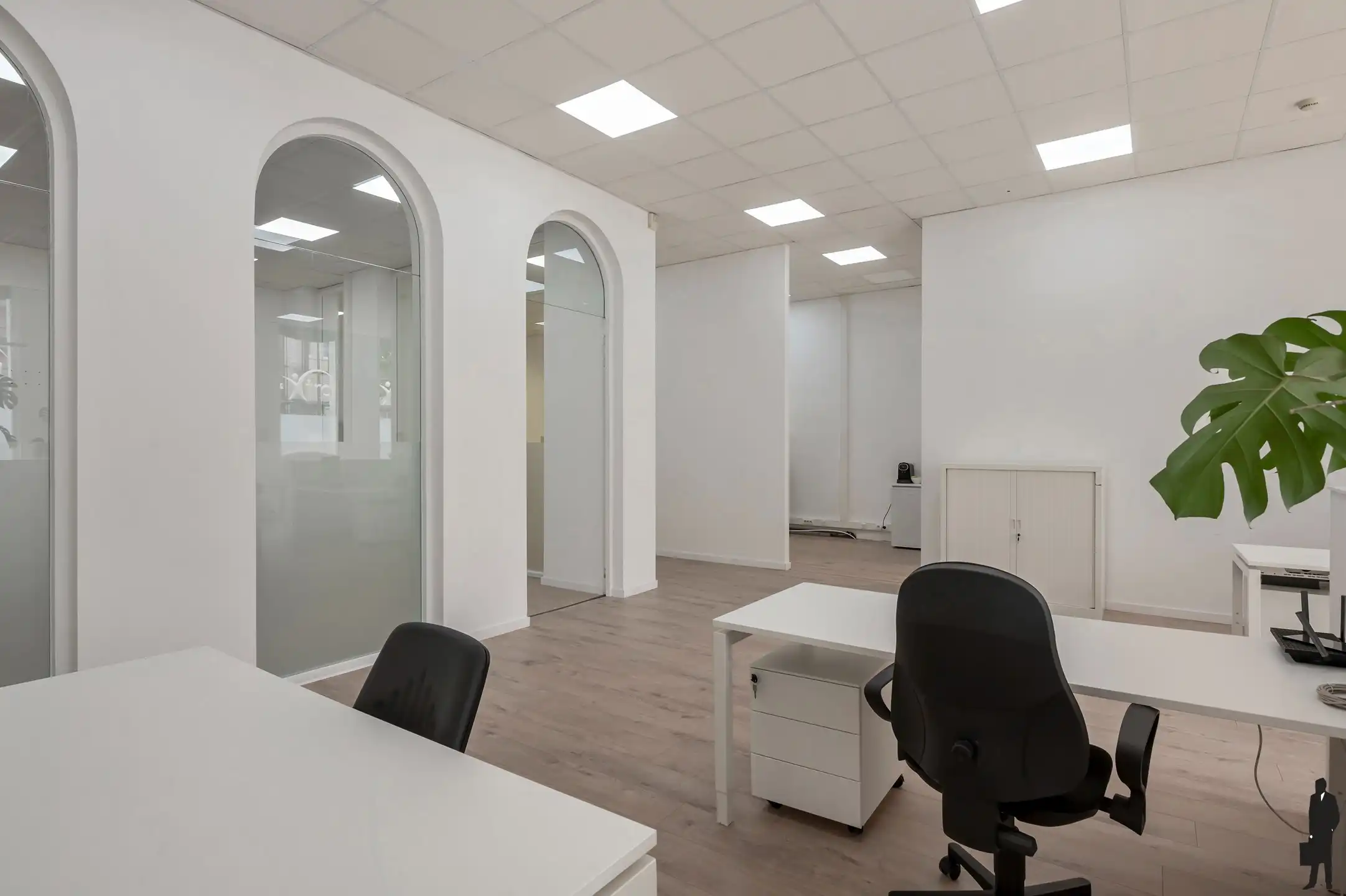 Handelspand/kantoorruimte ca. 228m² met twee staanplaatsen foto 8