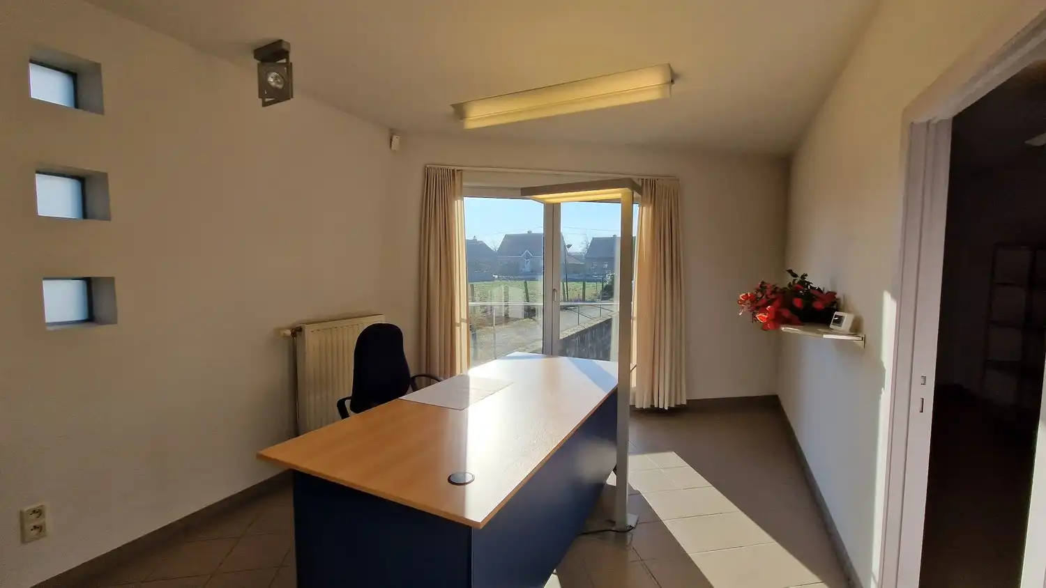 Mooi en verzorgd handelspand - bureelruimte foto 7