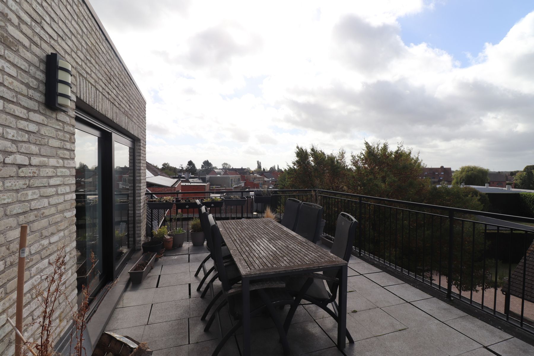 Dakappartement op derde verdieping links met terras en garage. foto 11