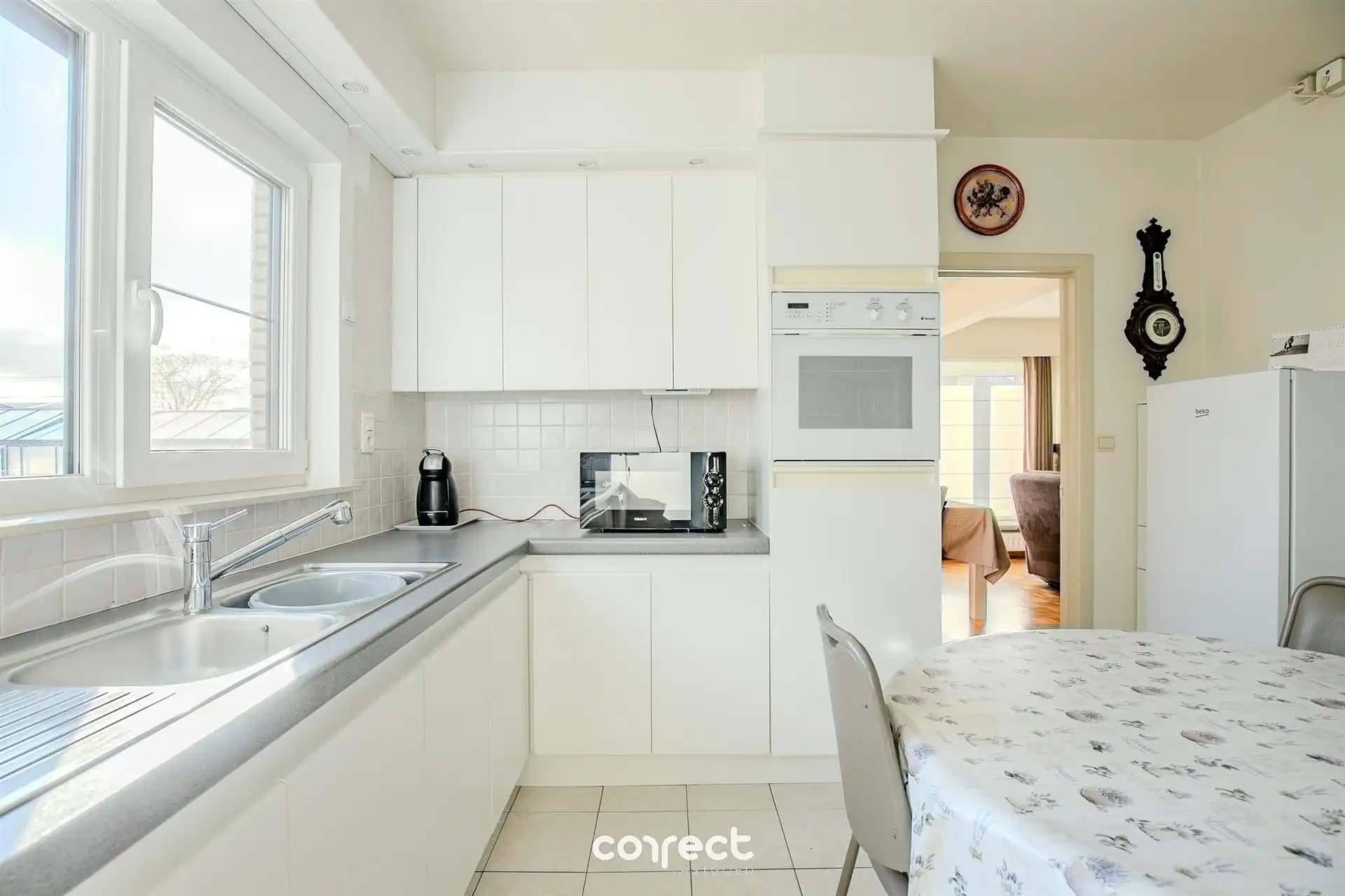 Ruime open bebouwing met 5 slaapkamers, 2 badkamers,  tuin,  garage, carport en werkplaats. foto 7