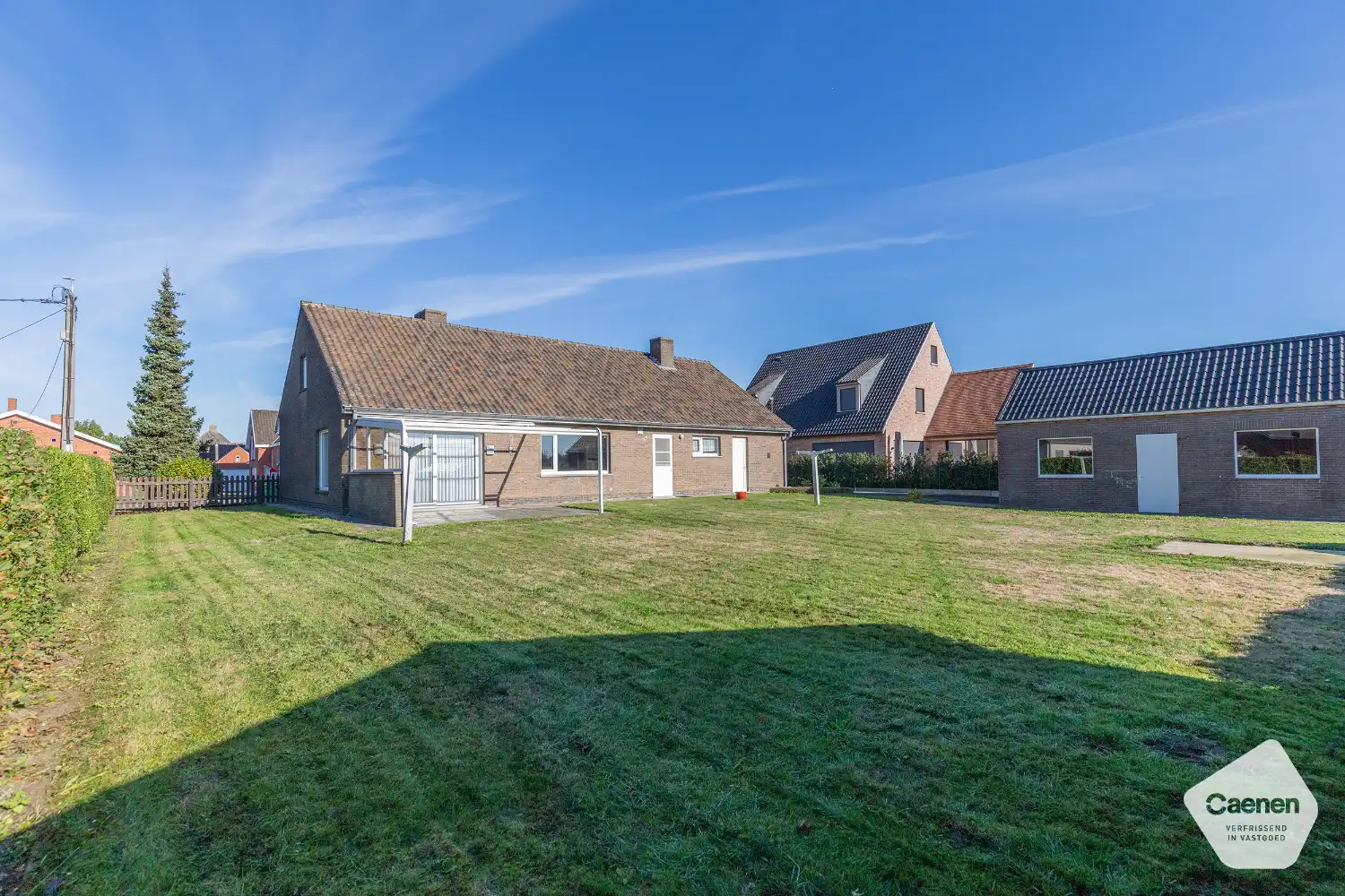 Vrijstaande stevige woning met 3 slaapkamers, inpandige garage en een tuin met prachtige uitzichten. foto 4