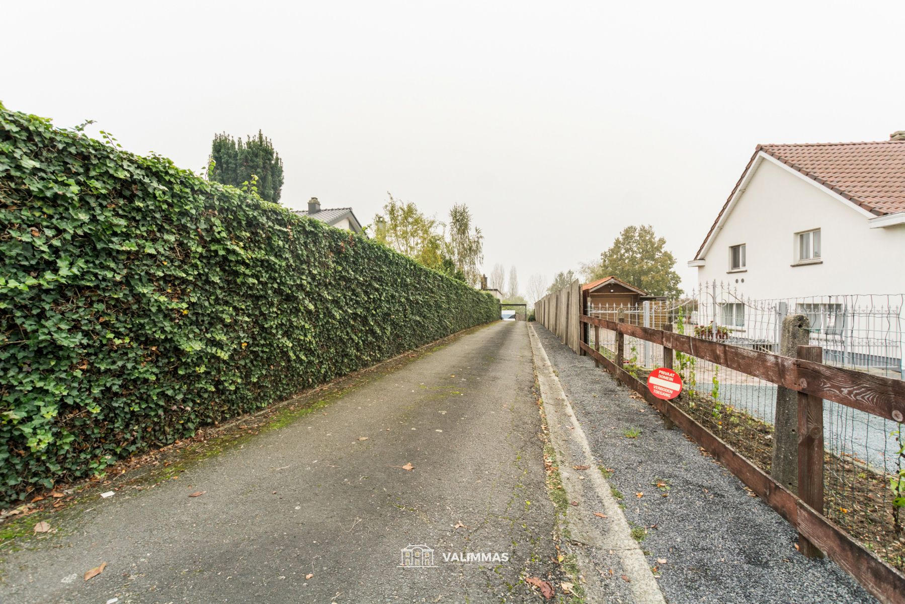 Uniek gelegen villa-bungalow met grote tuin en zwembad... foto 6