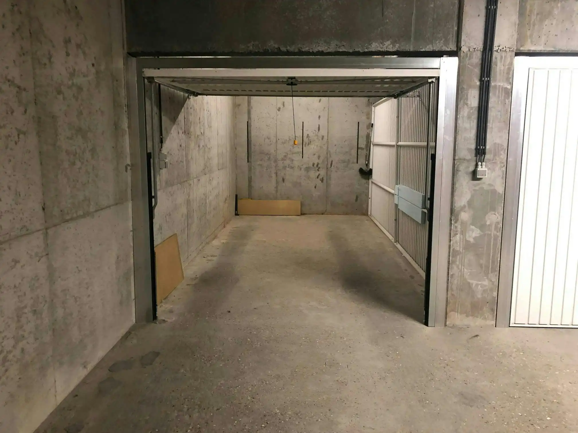 Centraal gelegen garagebox te koop !  foto {{pictureIndex}}