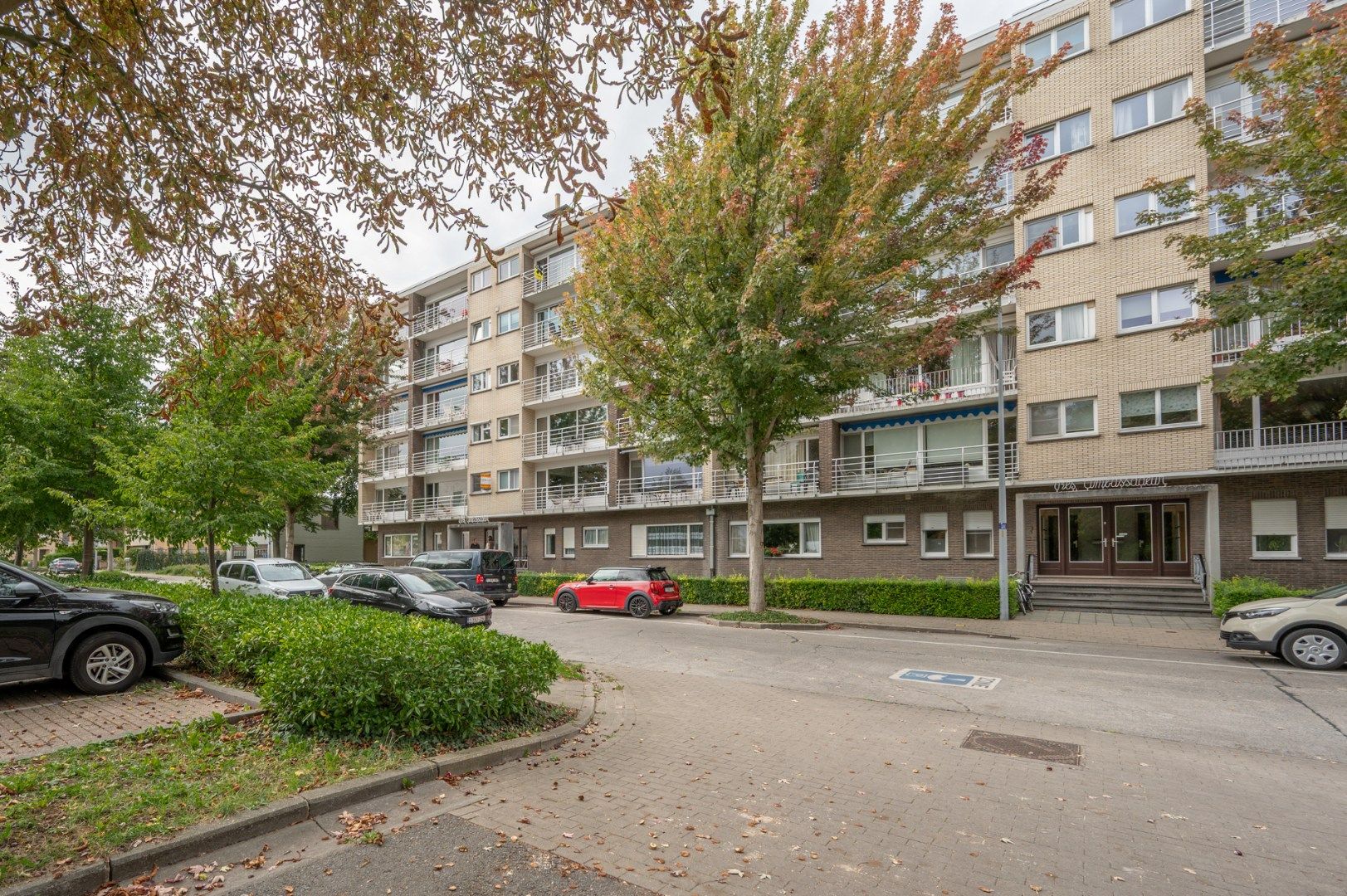 Groot appartement met drie slaapkamers en garage nabij het centrum van Brugge foto {{pictureIndex}}