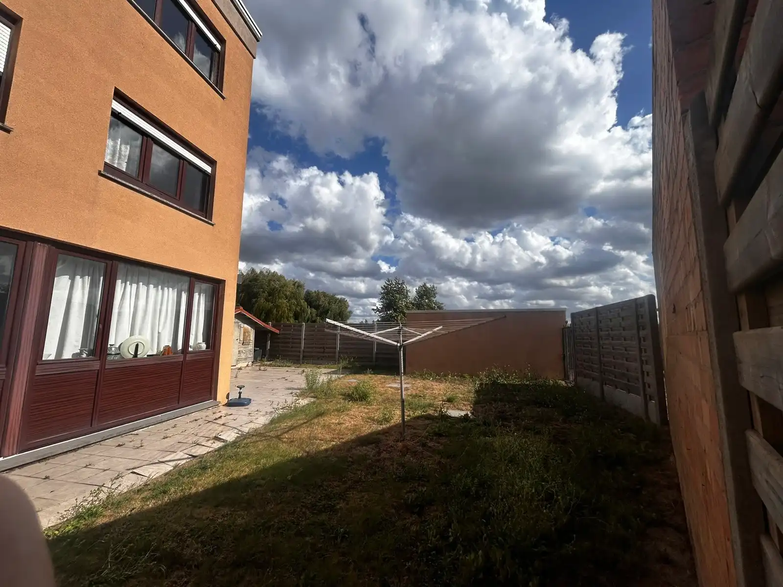 Ruime woning met 5 slpk, 2 badkamers, garage en ruime tuin foto 2
