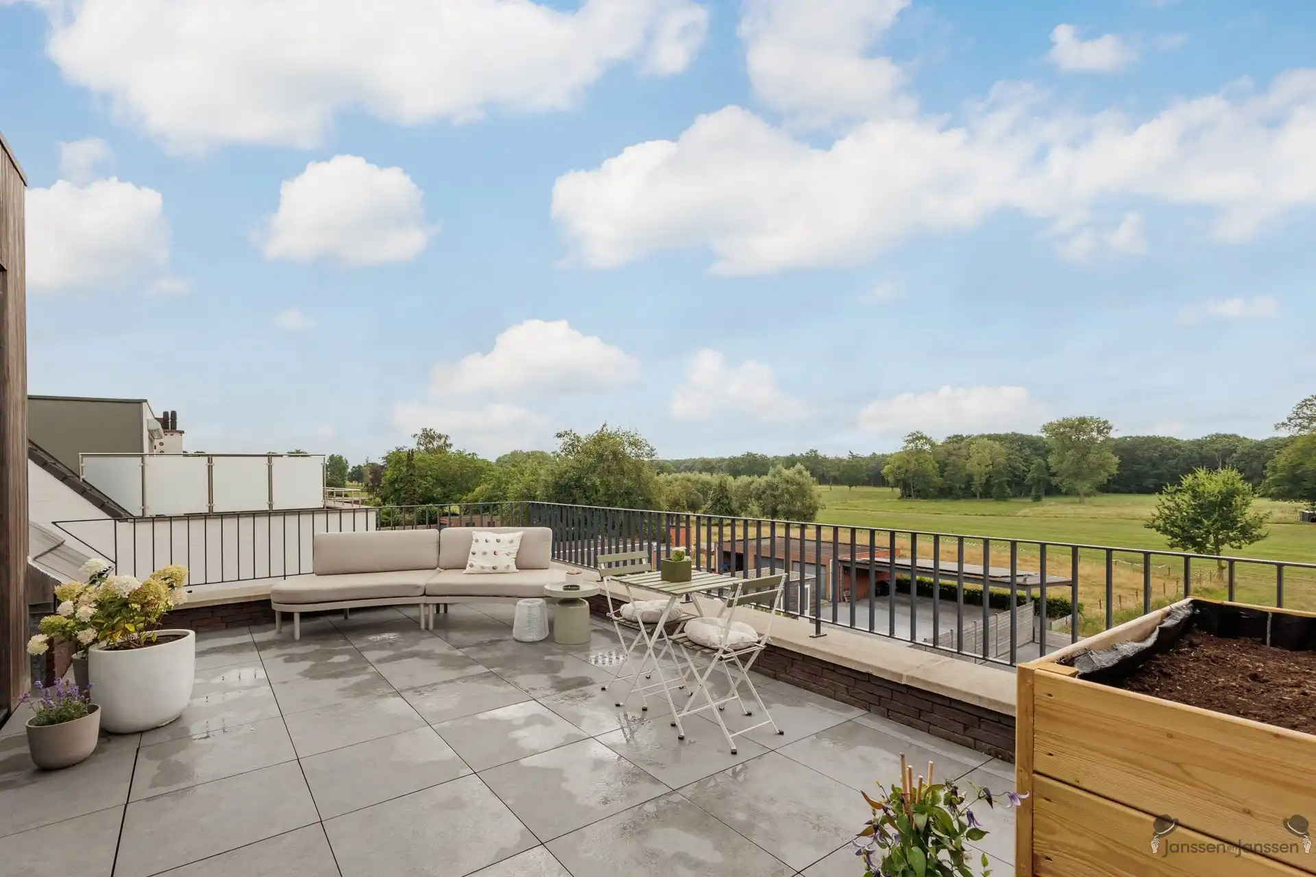 Mooi appartement met schitterend uitzicht en groot terras en parkeerplaats foto 13
