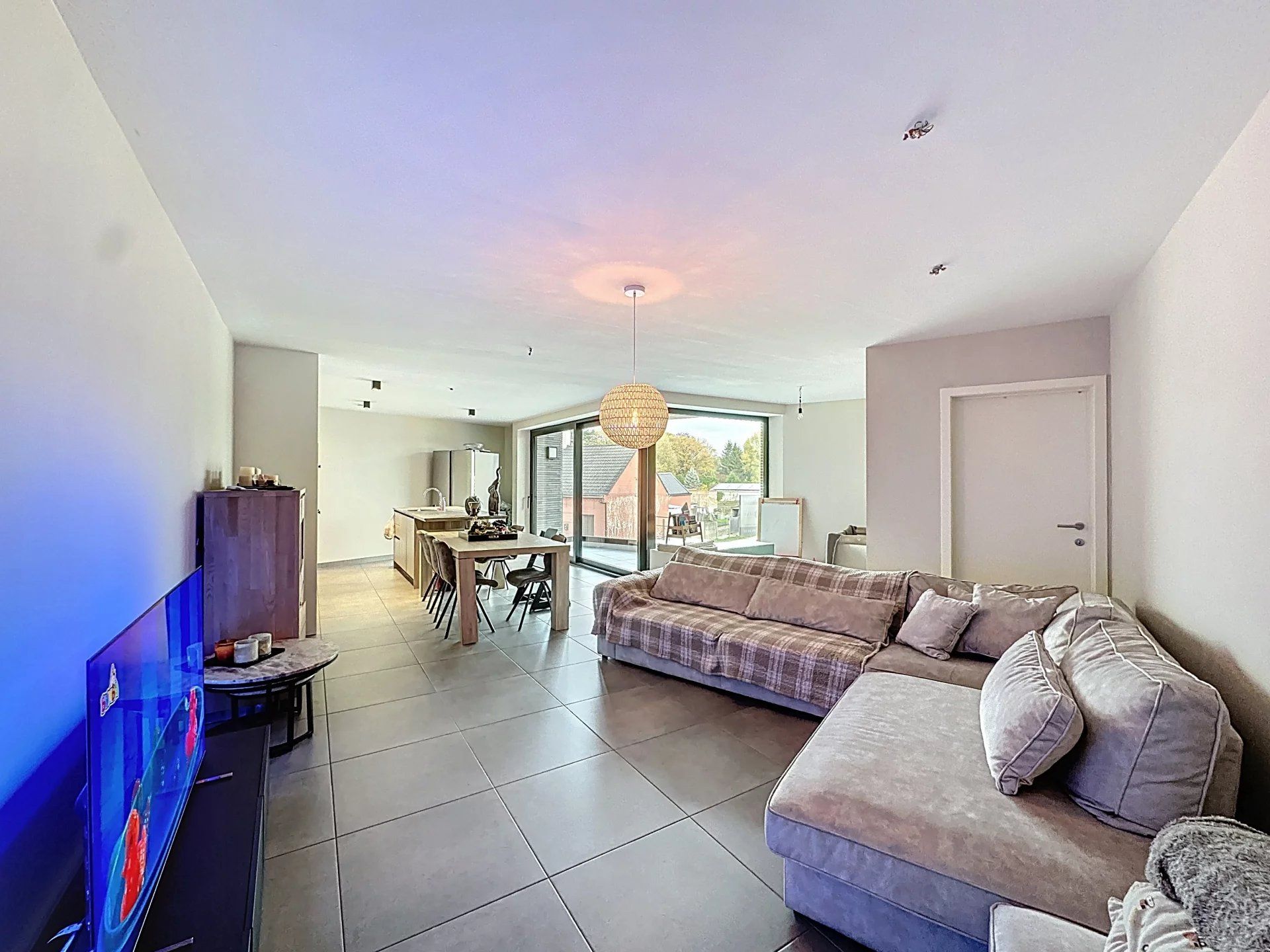 Modern en ruim appartement met 2 slaapkamers, staanplaats, berging en terras foto 2