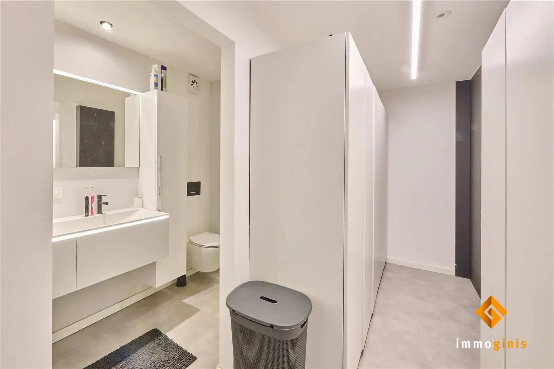 Ruime, gerenoveerde woning met 6 slaapkamers en loods (180m²) op een perceel van 71a44ca. foto 13