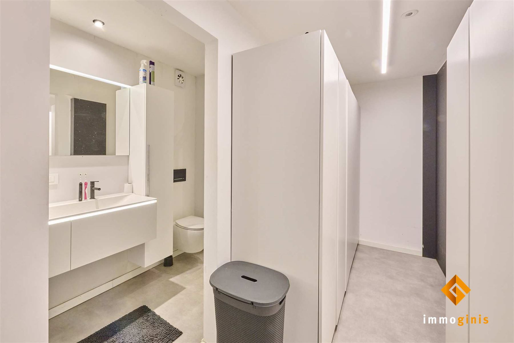 Ruime, gerenoveerde woning met 6 slaapkamers en loods (180m²) op een perceel van 71a44ca. foto 13