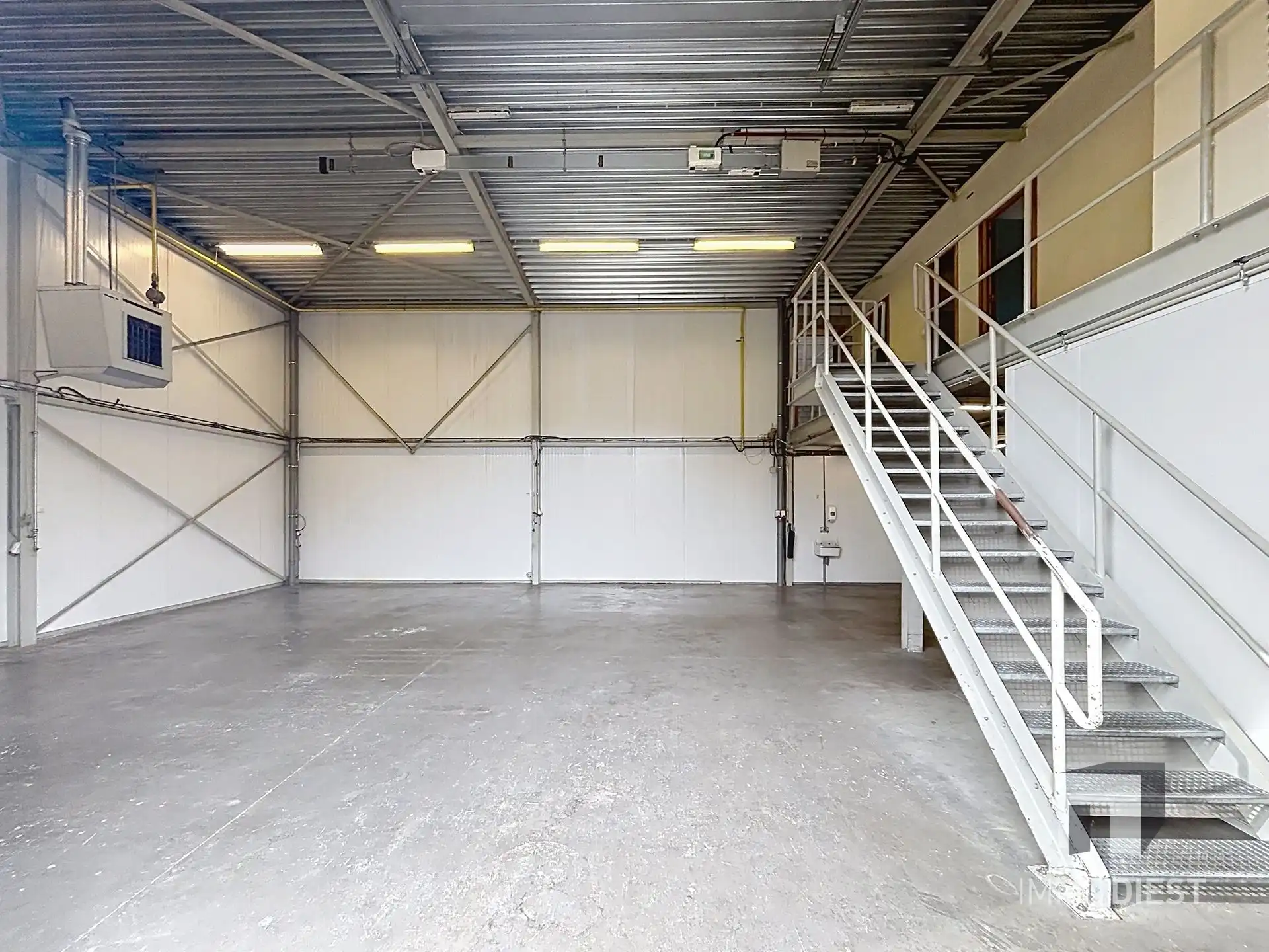 Magazijn met bureel op triple A-locatie foto 21