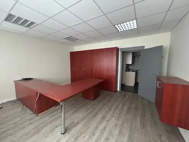 MULTI FUNCTIONEEL BEDRIJFSPAND MET KANTOREN EN APPARTEMENT foto 17