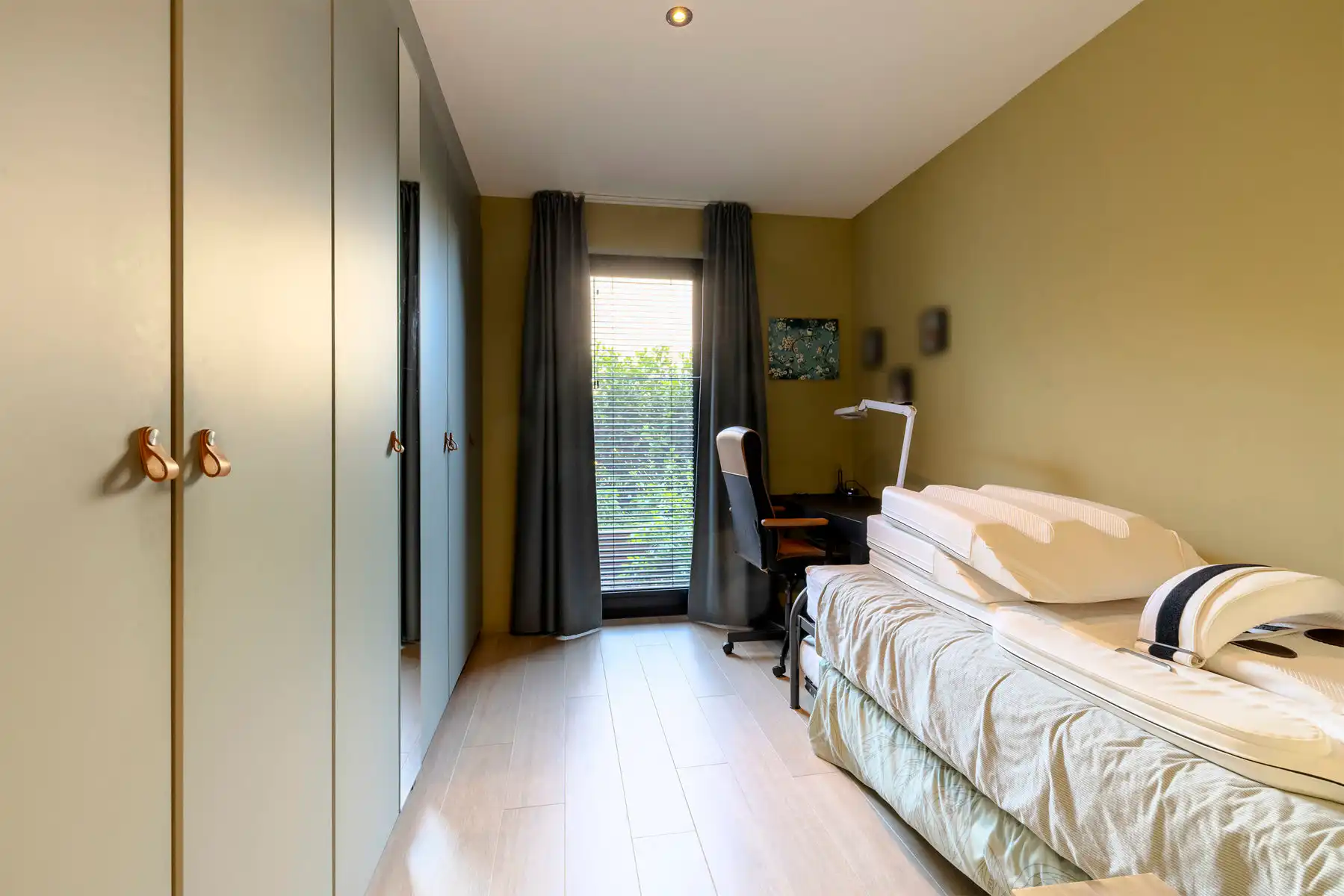 Instapklaar gelijkvloers appartement met carport, berging, luxe afwerking en aangelegde tuin foto 12