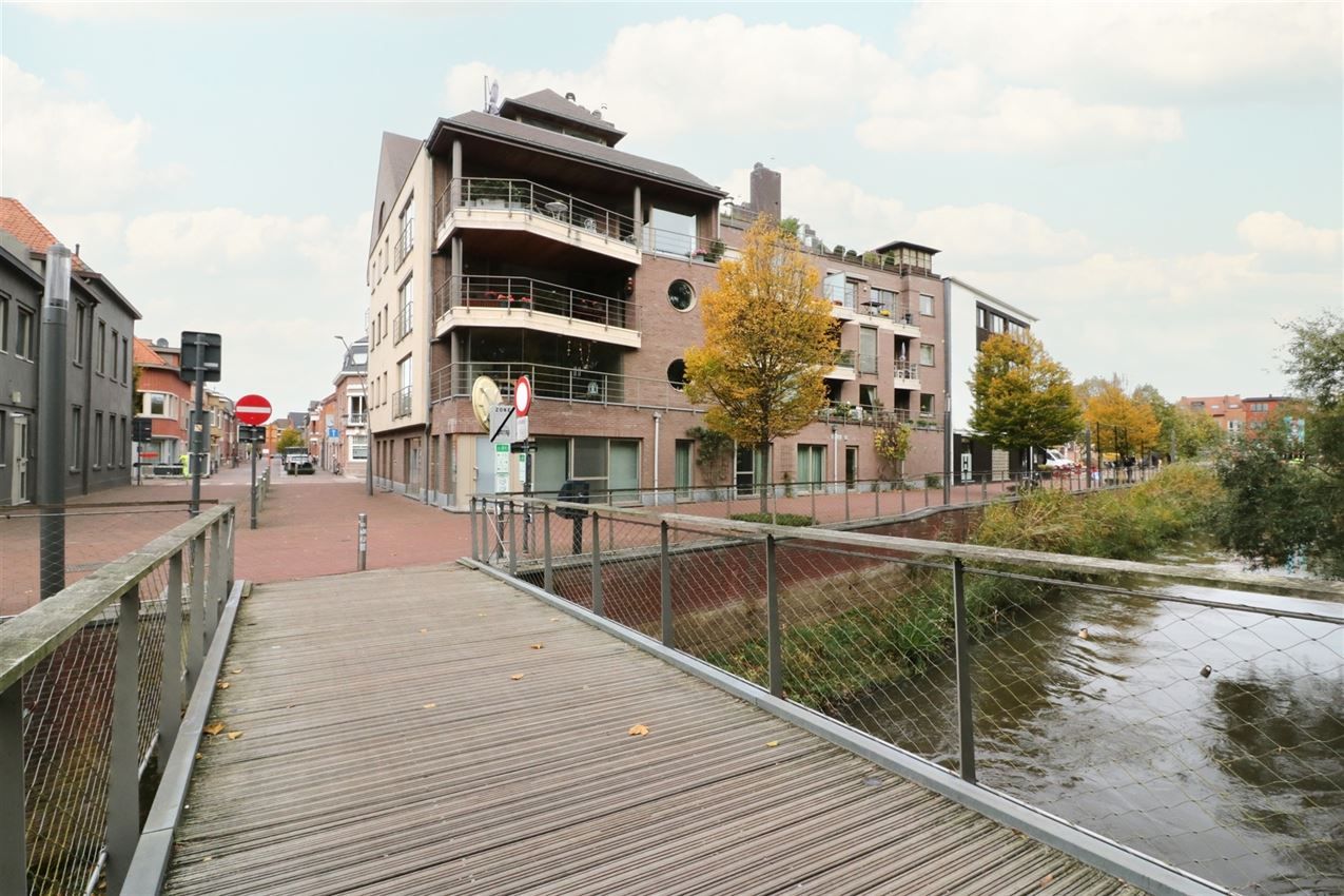 Appartement met 2 slpk., autostaanplaats en terras in centrum Aarschot foto {{pictureIndex}}