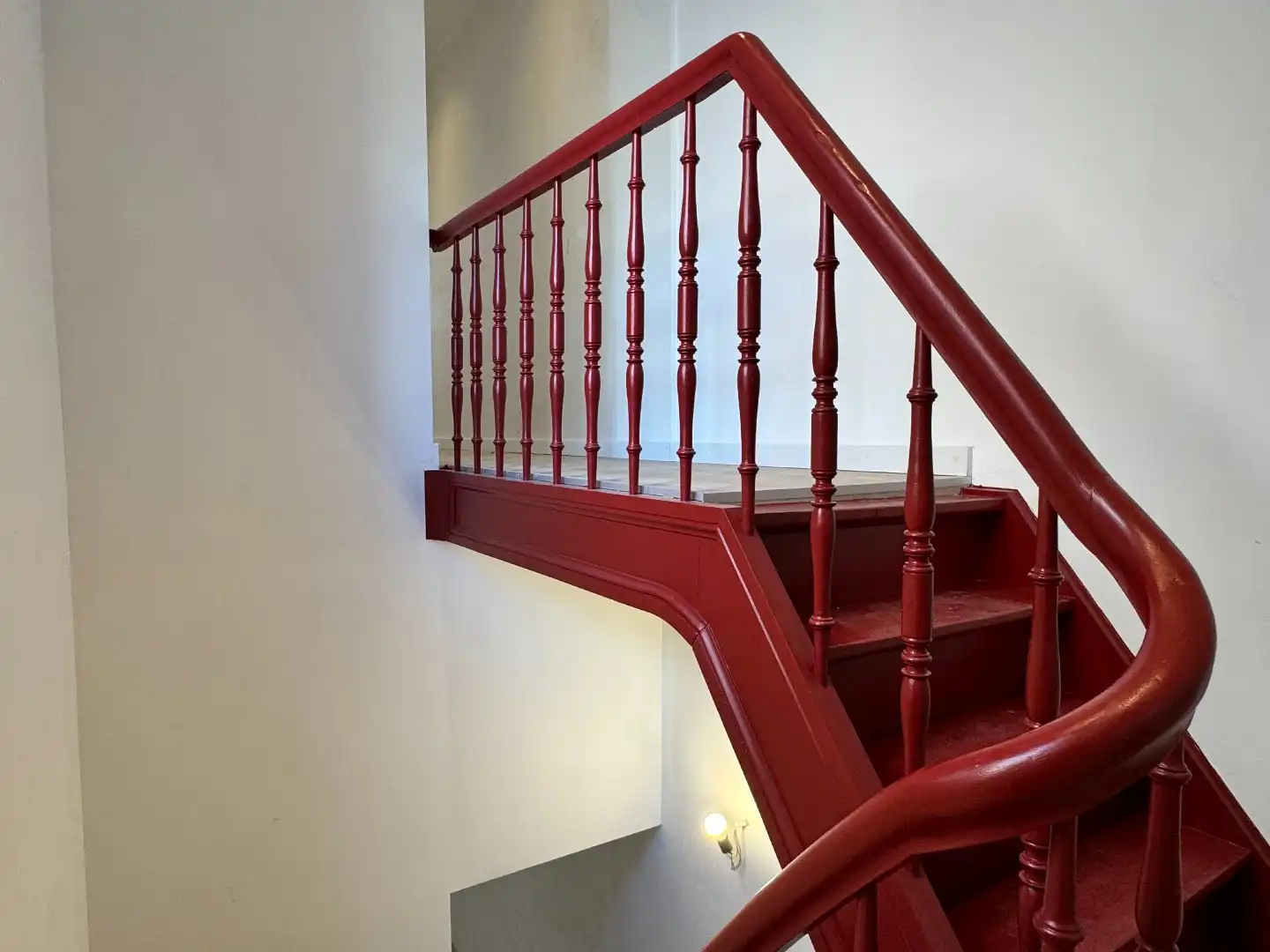 Grote vernieuwde woning met 4 kamers, uitweg en veel ruimte foto 10