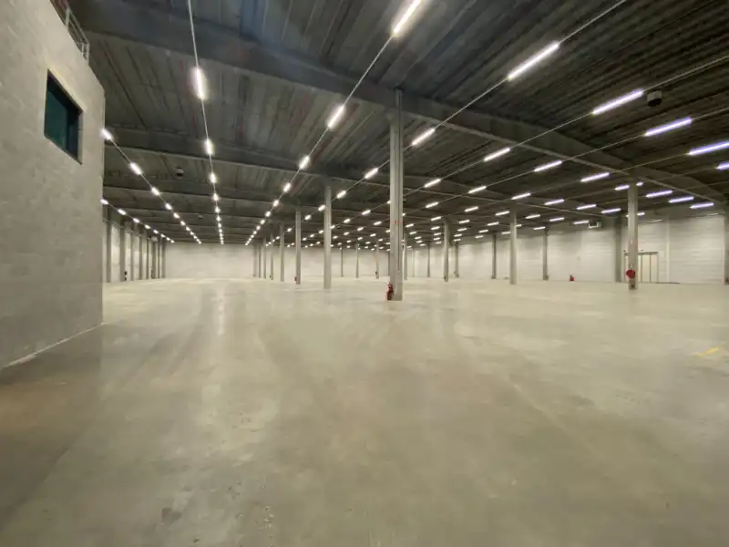 Logistiek magazijn met kantoren te huur foto {{pictureIndex}}