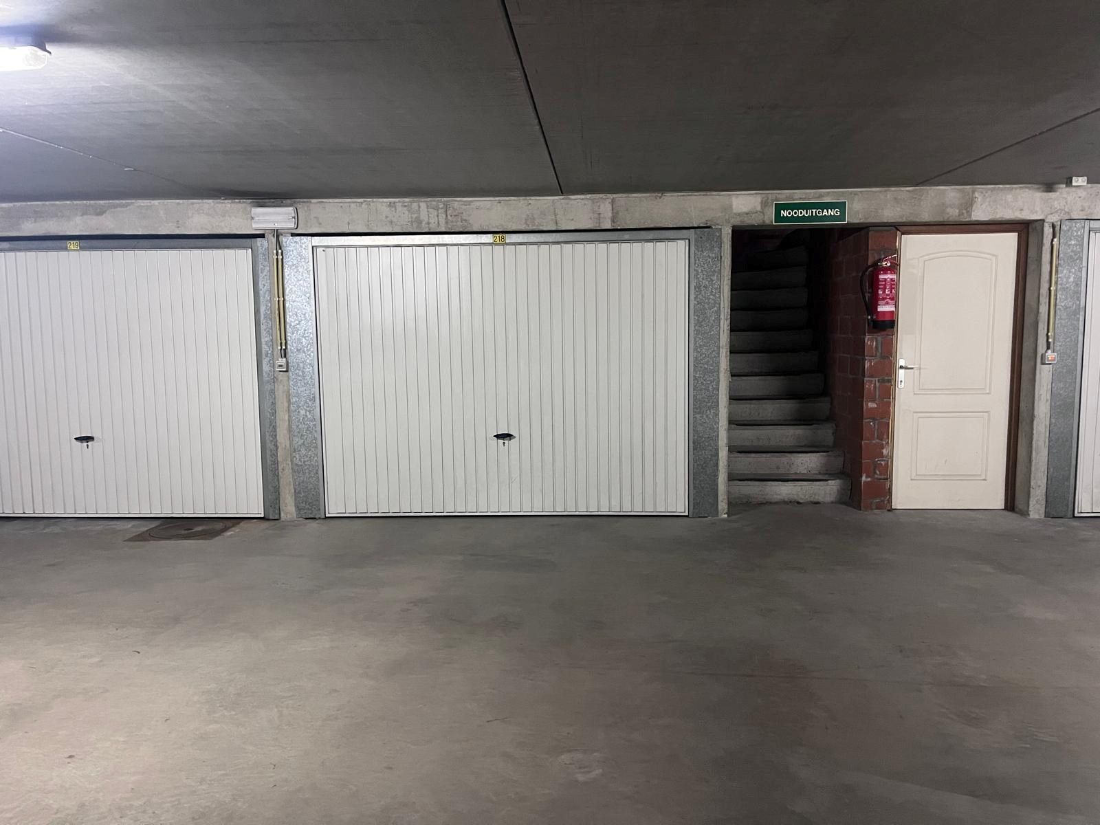 Ruime garagebox met berging te huur  in Oostduinkerke-bad foto 2