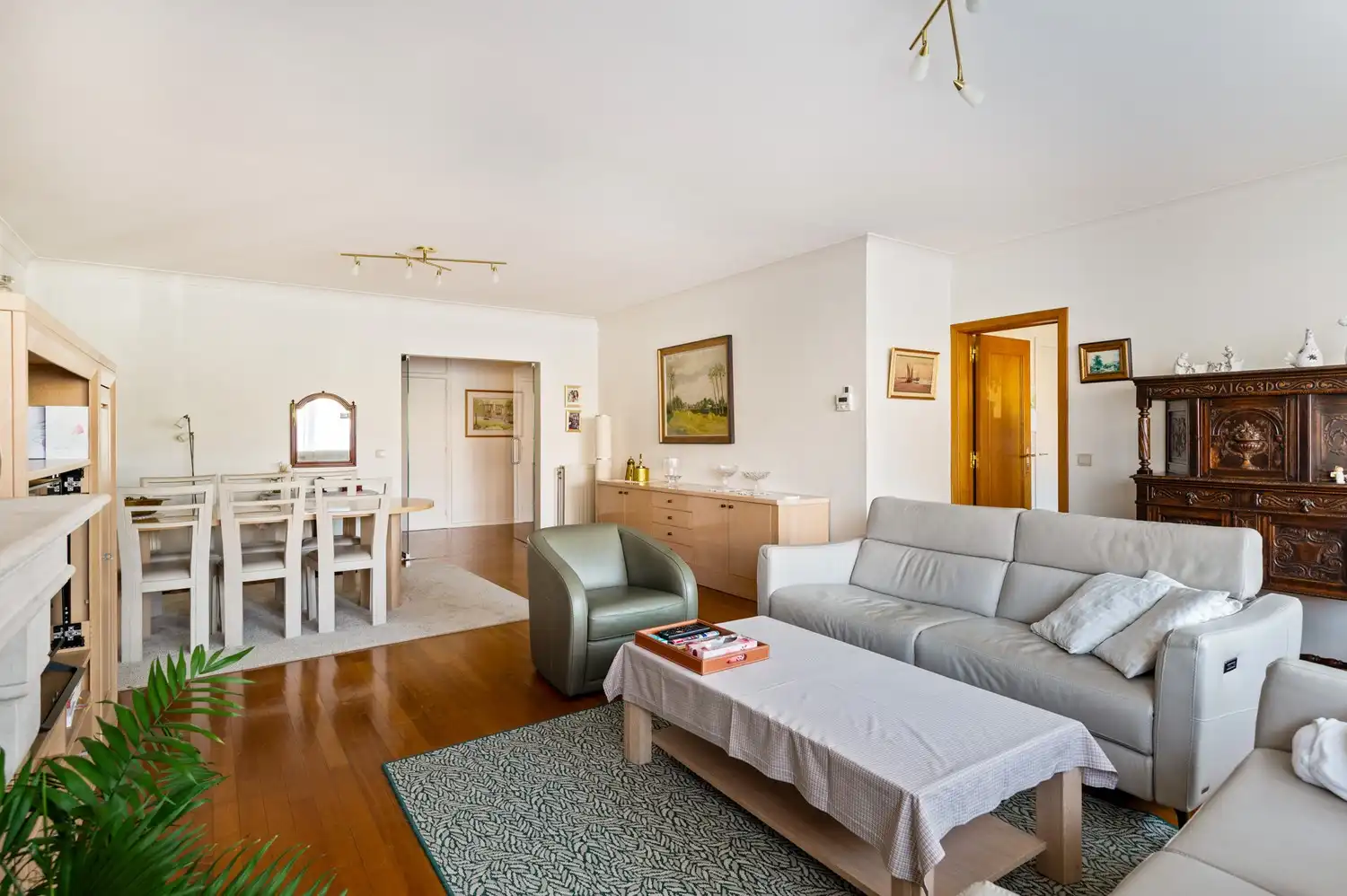 Uniek gelijkvloers appartement met 3 slaapkamers, inpandige garagebox met oprit alsook inpandige staanplaats en tuin in Borsbeek. foto 7