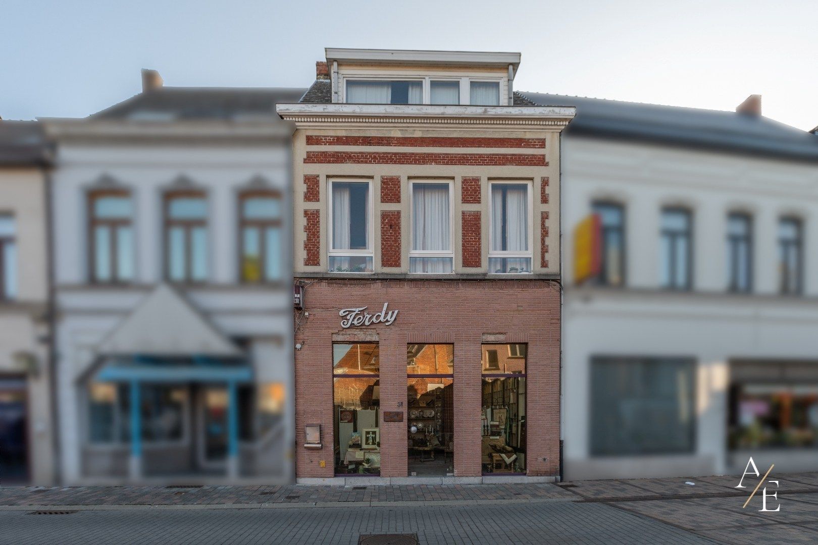 WETTEREN - Te renoveren herenhuis in het centrum! foto 2