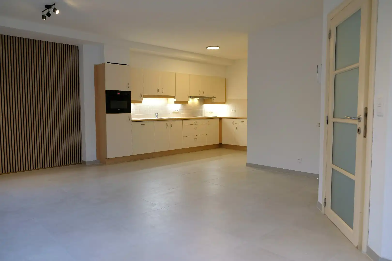 Recent opgefrist appartement met 2 slaapkamers centrum Zottegem foto {{pictureIndex}}