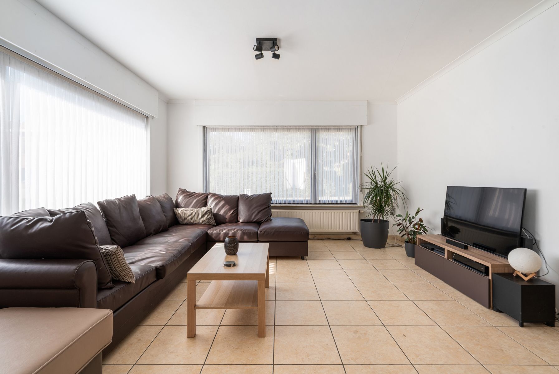 Gezinswoning met 3 slpk, grote tuin, garage en staanplaatsen foto 8