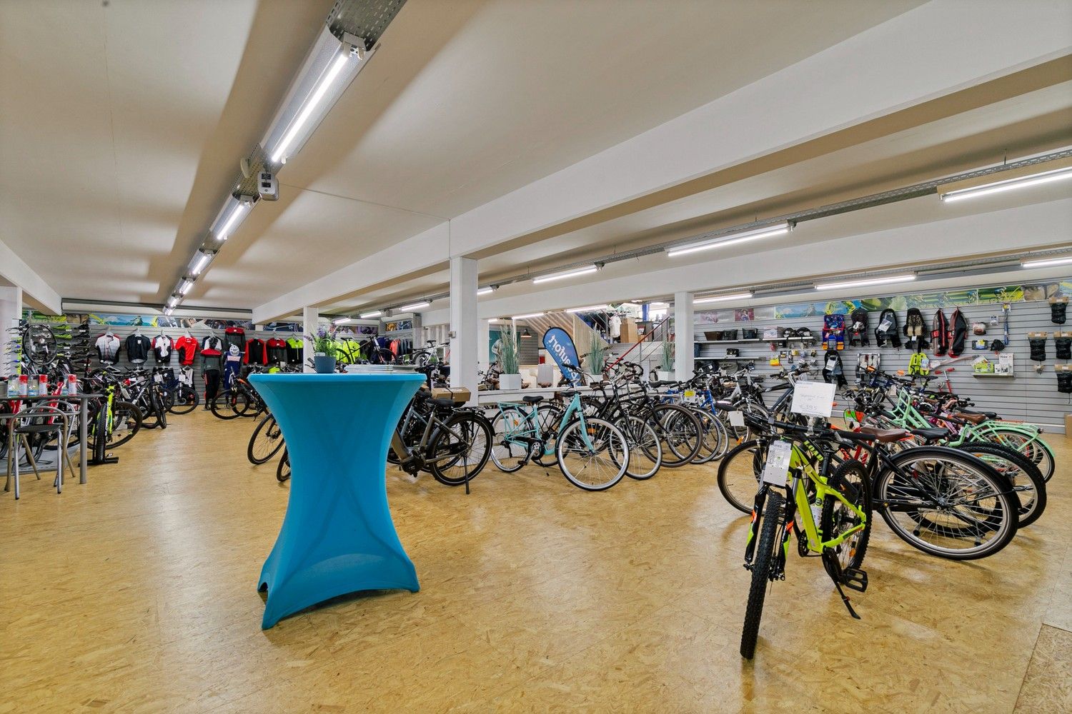 Handelsruimte met luxe duplex-appartement en verhuurde loodsen op het industrieterrein in Lanaken foto 15