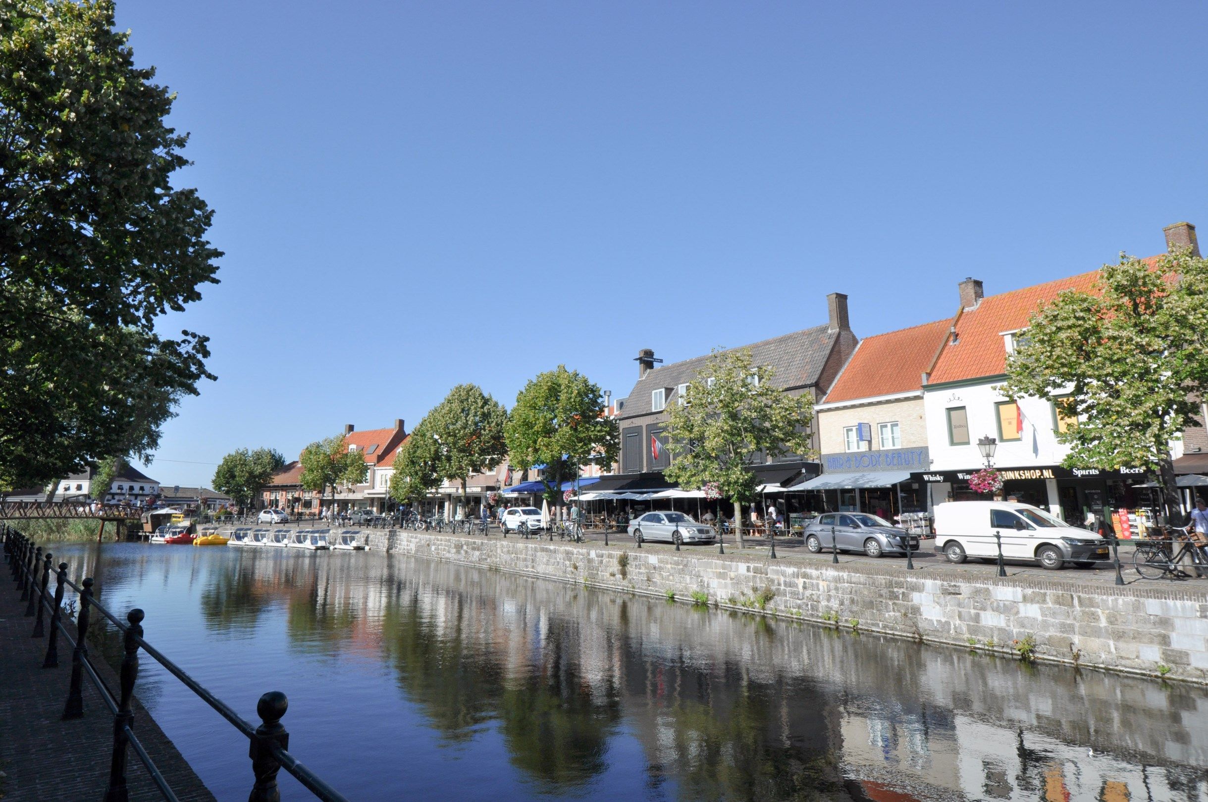 Uniek eigendom: Prachtige woning/handelszaak gelegen op een absolute toplocatie in het centrum van Sluis aan de Damse Vaart. foto 3