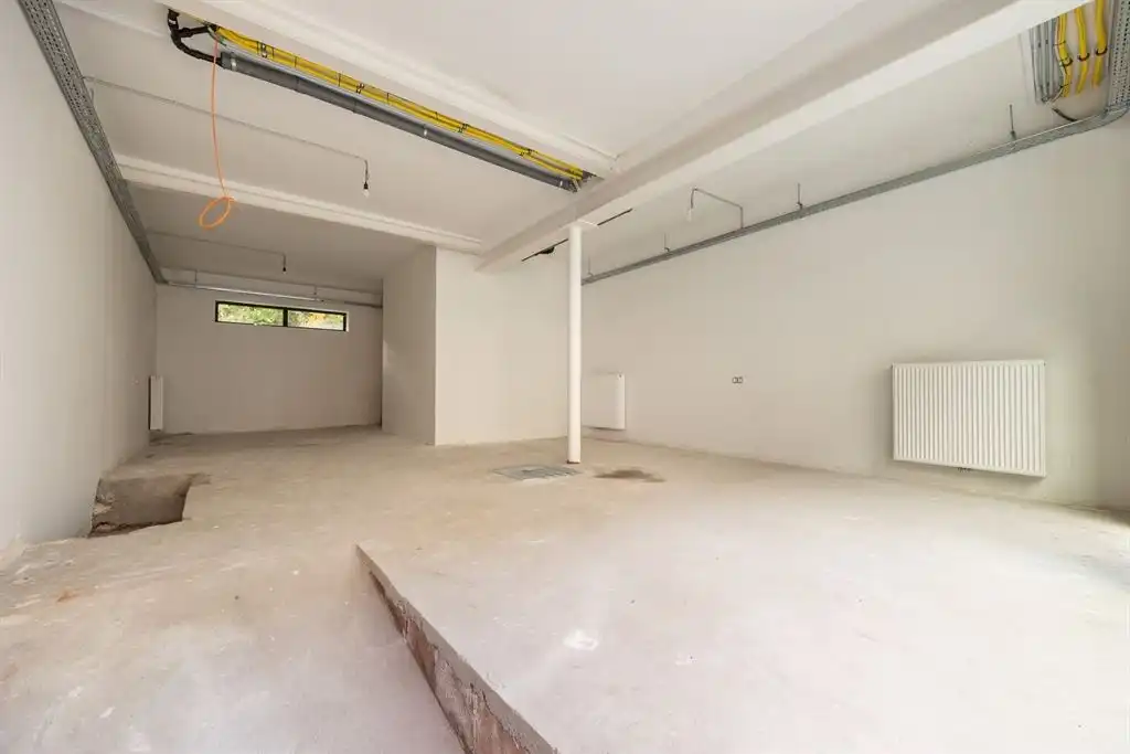 Handelsgelijksvloers in casco staat foto 2