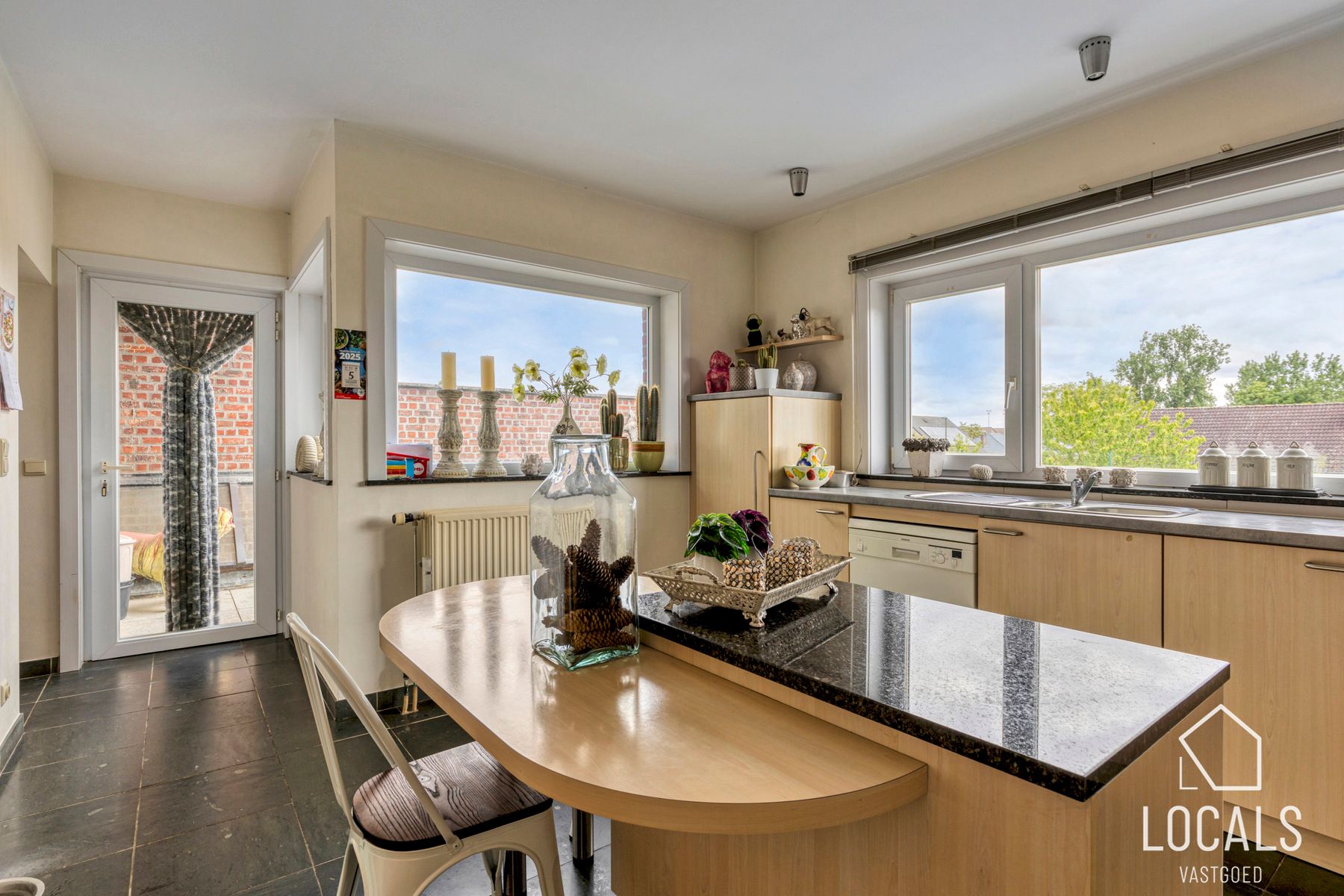 Handelsgelijkvloers met bovenliggend duplexappartement foto 18