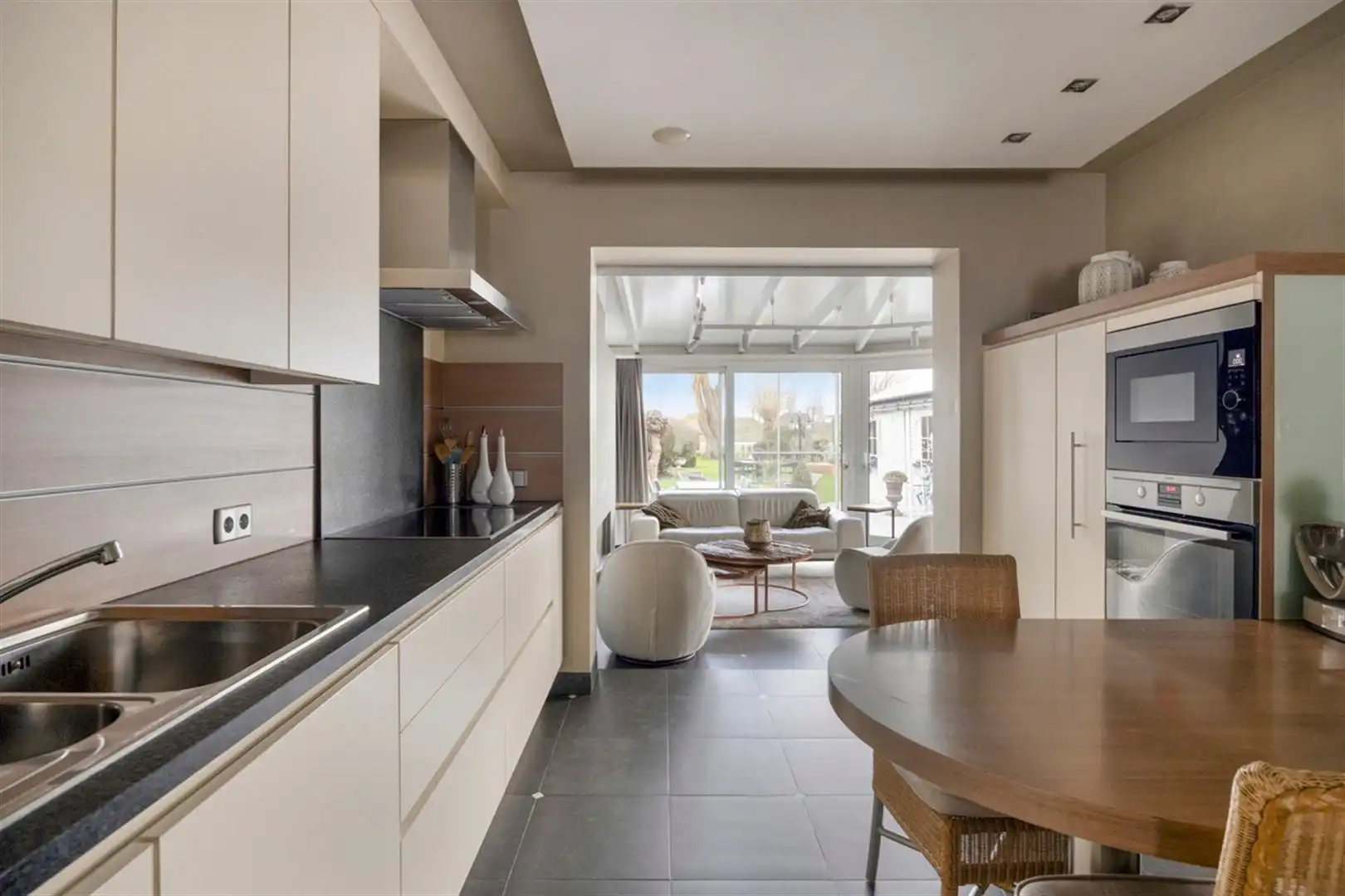 Goed onderhouden en mooi afgewerkte woning op een toplocatie te Oostakker.  foto 9