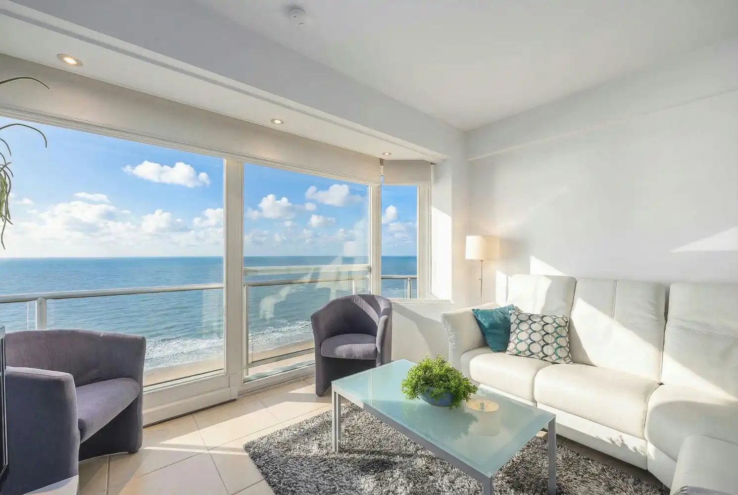 Luxe appartement op de zeedijk met panoramisch zeezicht en zuidgericht terras foto {{pictureIndex}}