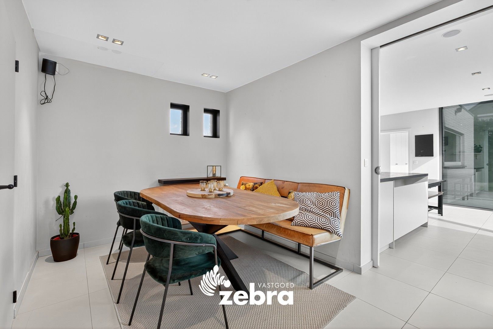 Charmante, gerenoveerde woning op toplocatie in de Bosmolens te Izegem! foto 7