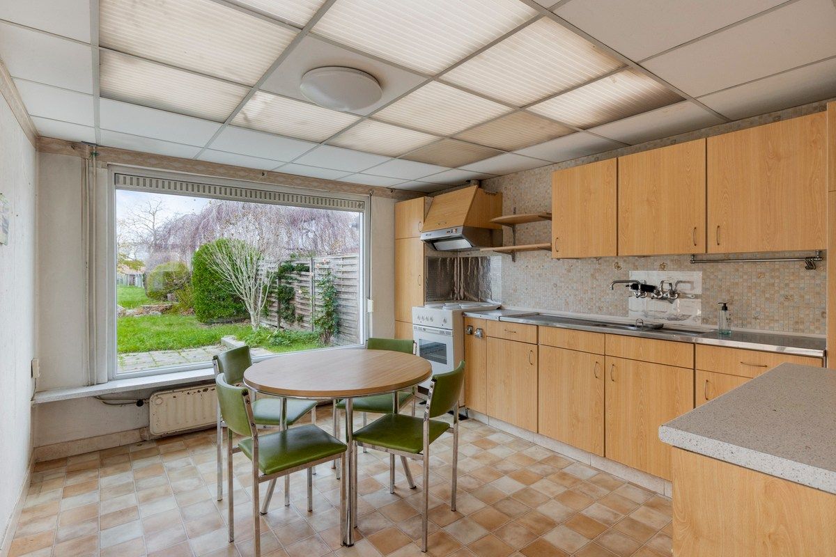 Te renoveren woning met 4 slaapkamers en garage! foto 5