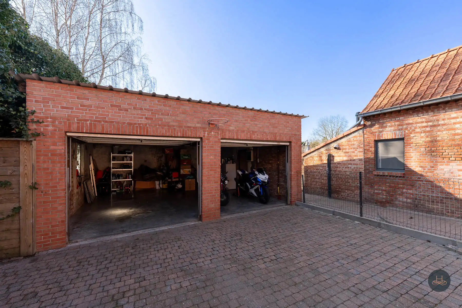 Ruime starterswoning met tuin en dubbele garage foto 3