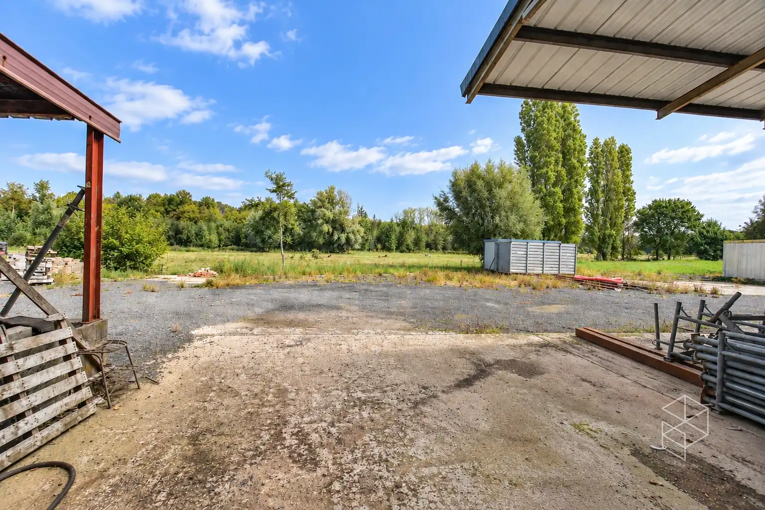 Grote loods met burelen, 3 garages, ruime buitenruimte en woning te koop in Hertsberge foto 4