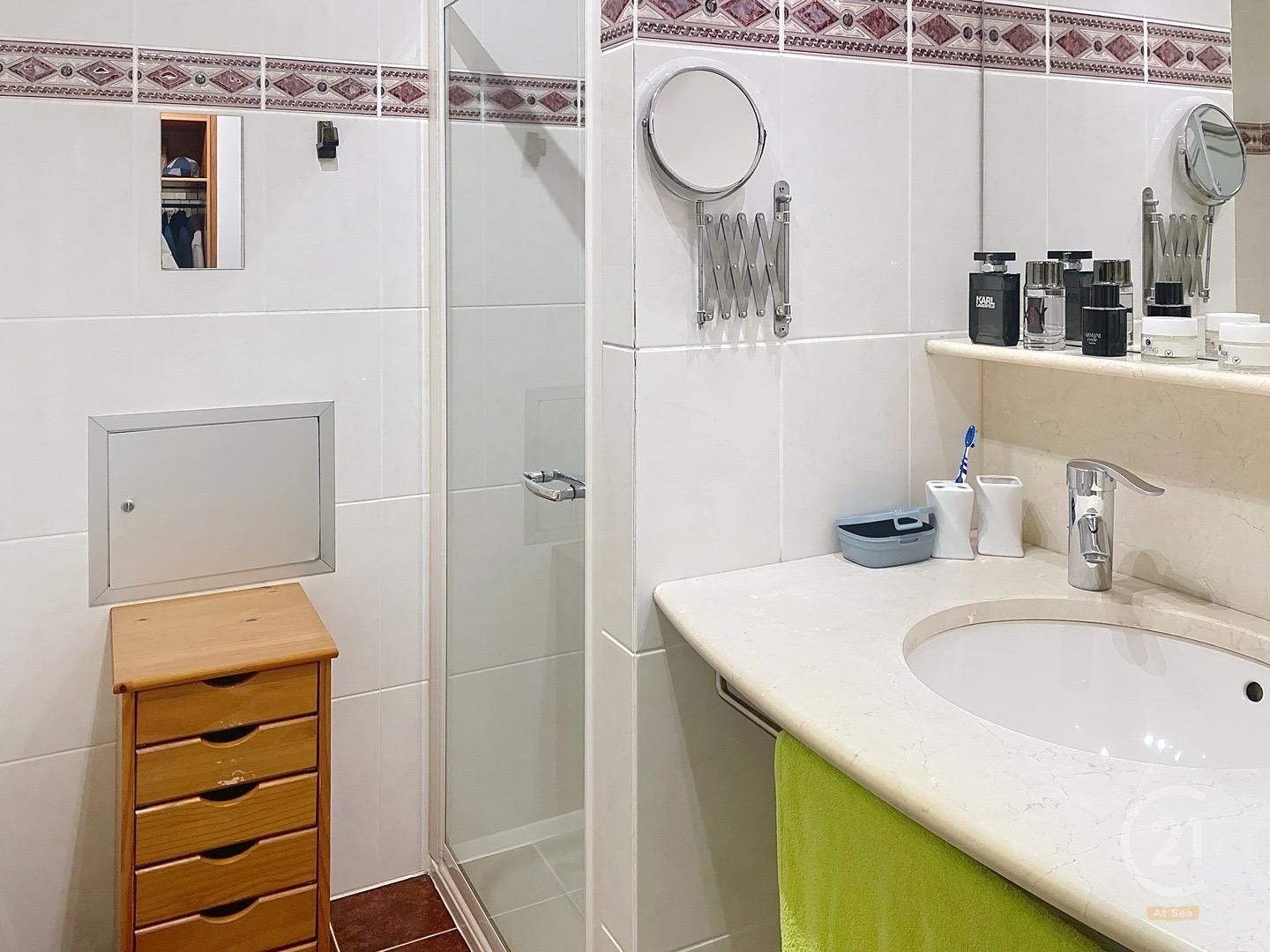 Instapklaar appartement met 2 slaapkamers en terras nabij de Mercator in Oostende foto 16
