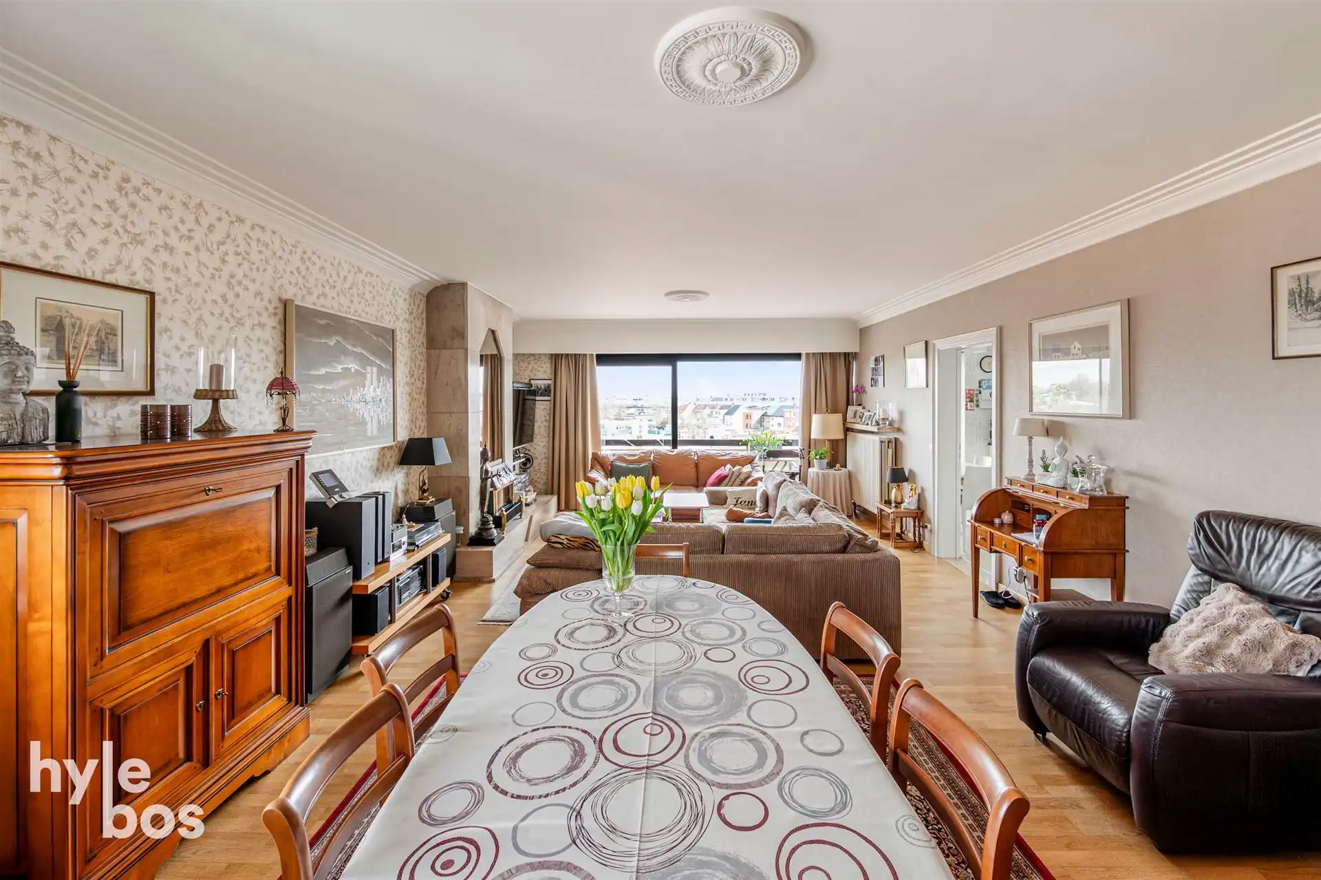 Appartement met veel lichtinval, ruime leefruimte en garagebox foto 4