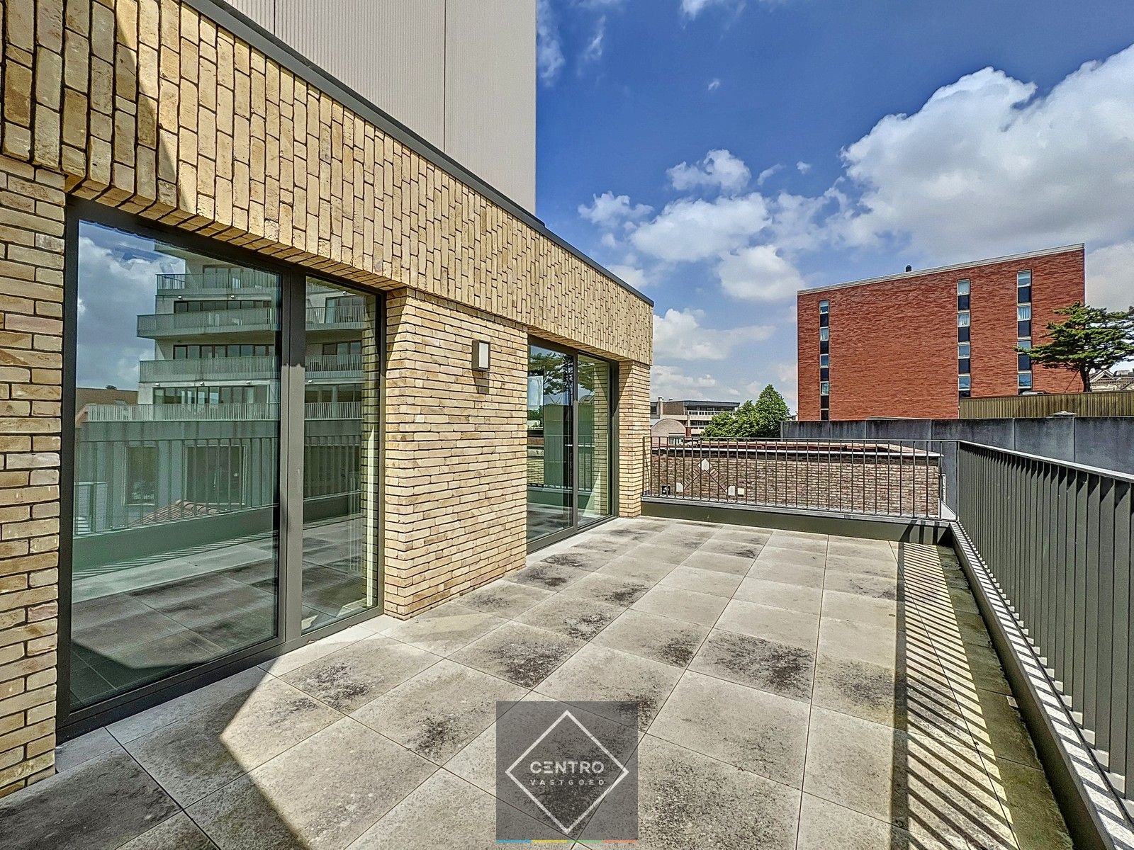 Laatste maanden aan 6% BTW ! Volledig afgewerkt en geschilderd NB-appartement (103m²) met RUIM zonneterras (26m²) pal in het CENTRUM van Kortrijk ! foto 23