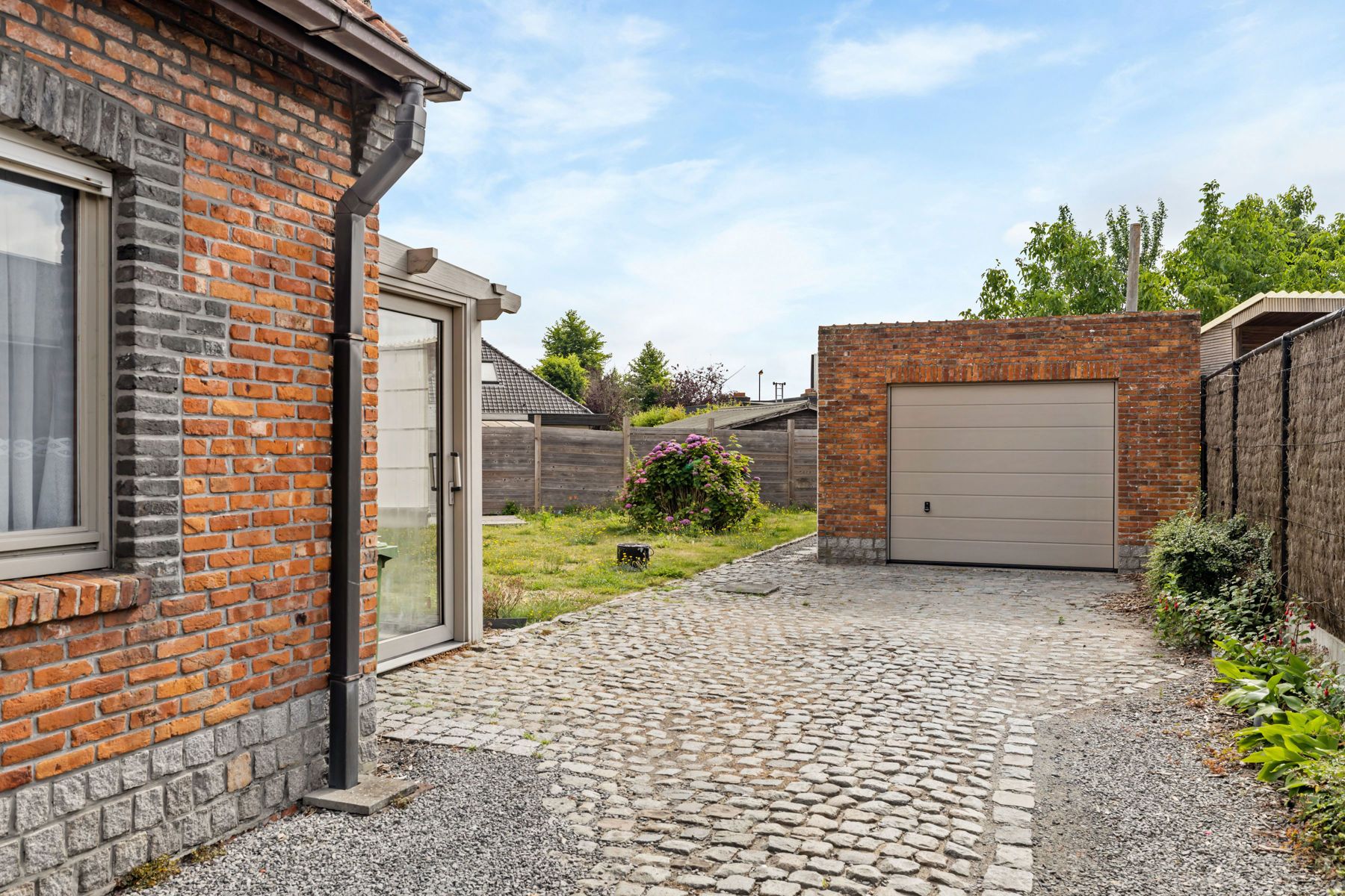 Bungalow met veel potentieel, aangename tuin en garage foto 7