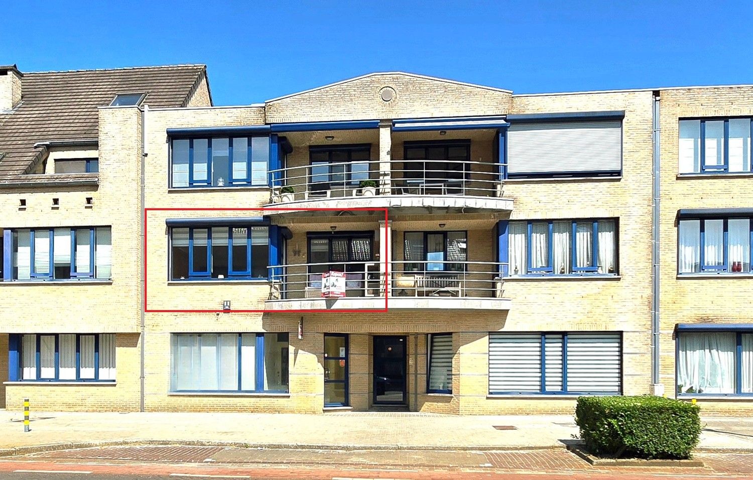 TE KOOP : instapklaar appartement op centrale ligging met 2 slaapkamers en 2 terrassen foto 3