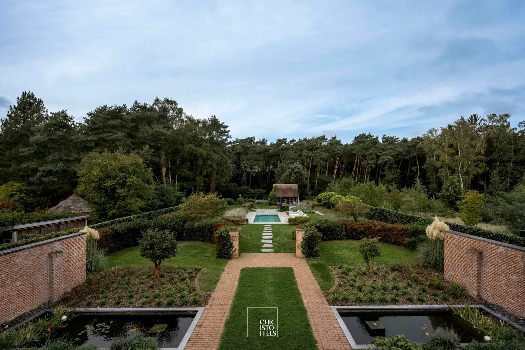 Exclusief landhuis met buitenzwembad op perceel van 2.787m² aan de bosrand. foto 23