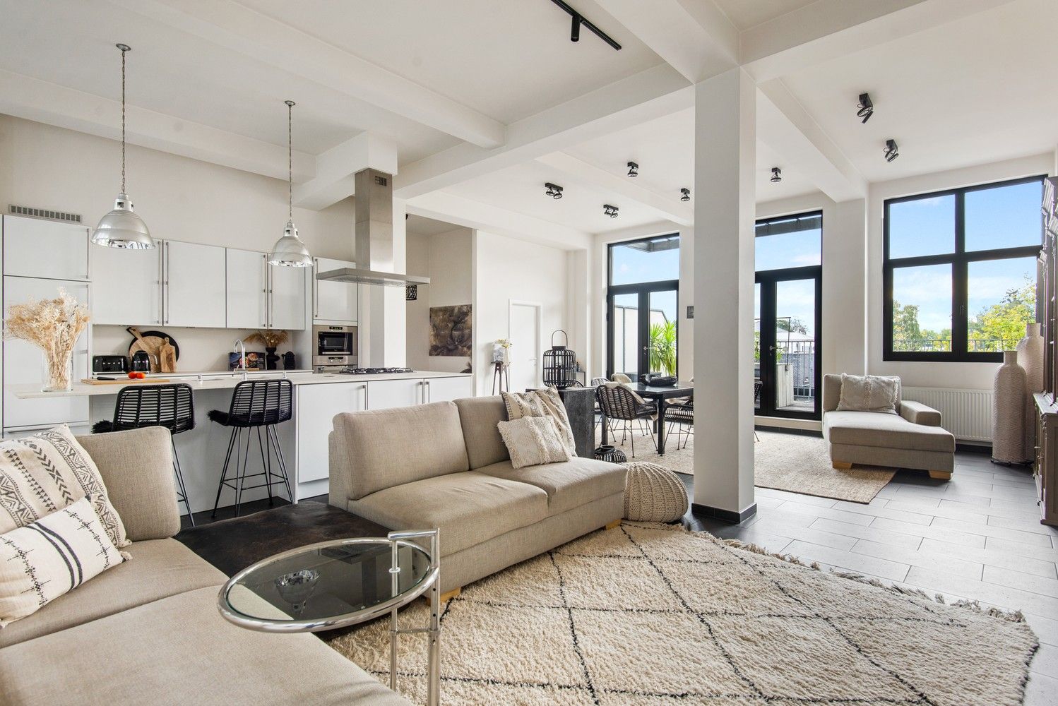 Stijlvolle loft met 2 à 3 slaapkamers en Z-terras te Antwerpen! foto {{pictureIndex}}