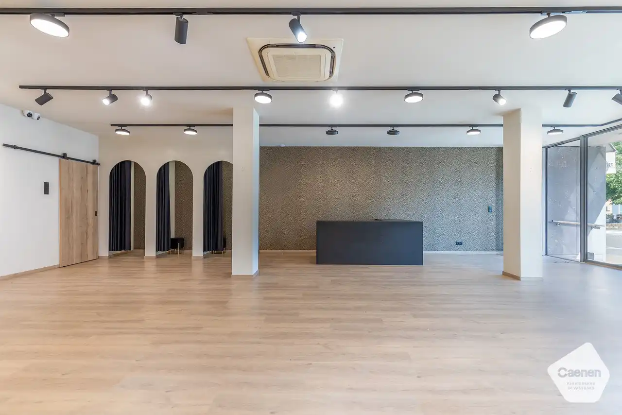 Instapklaar handelspand op toplocatie in het centrum van Veldegem foto {{pictureIndex}}