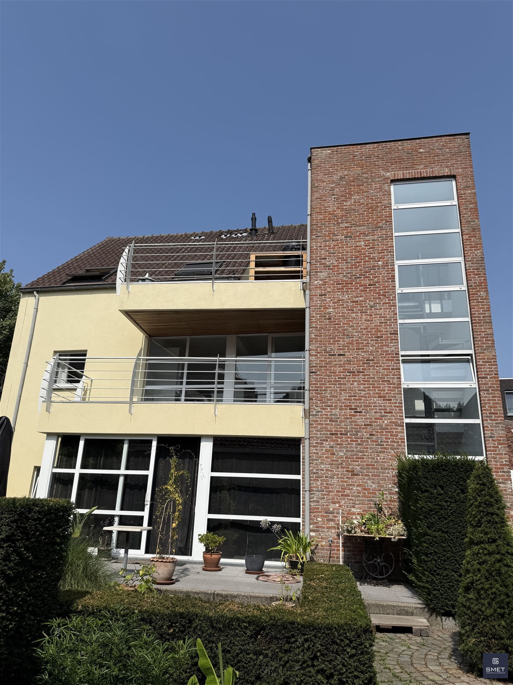 OPBRENGSTEIGENDOM MET 3 APPT EN 3 GAR foto {{pictureIndex}}