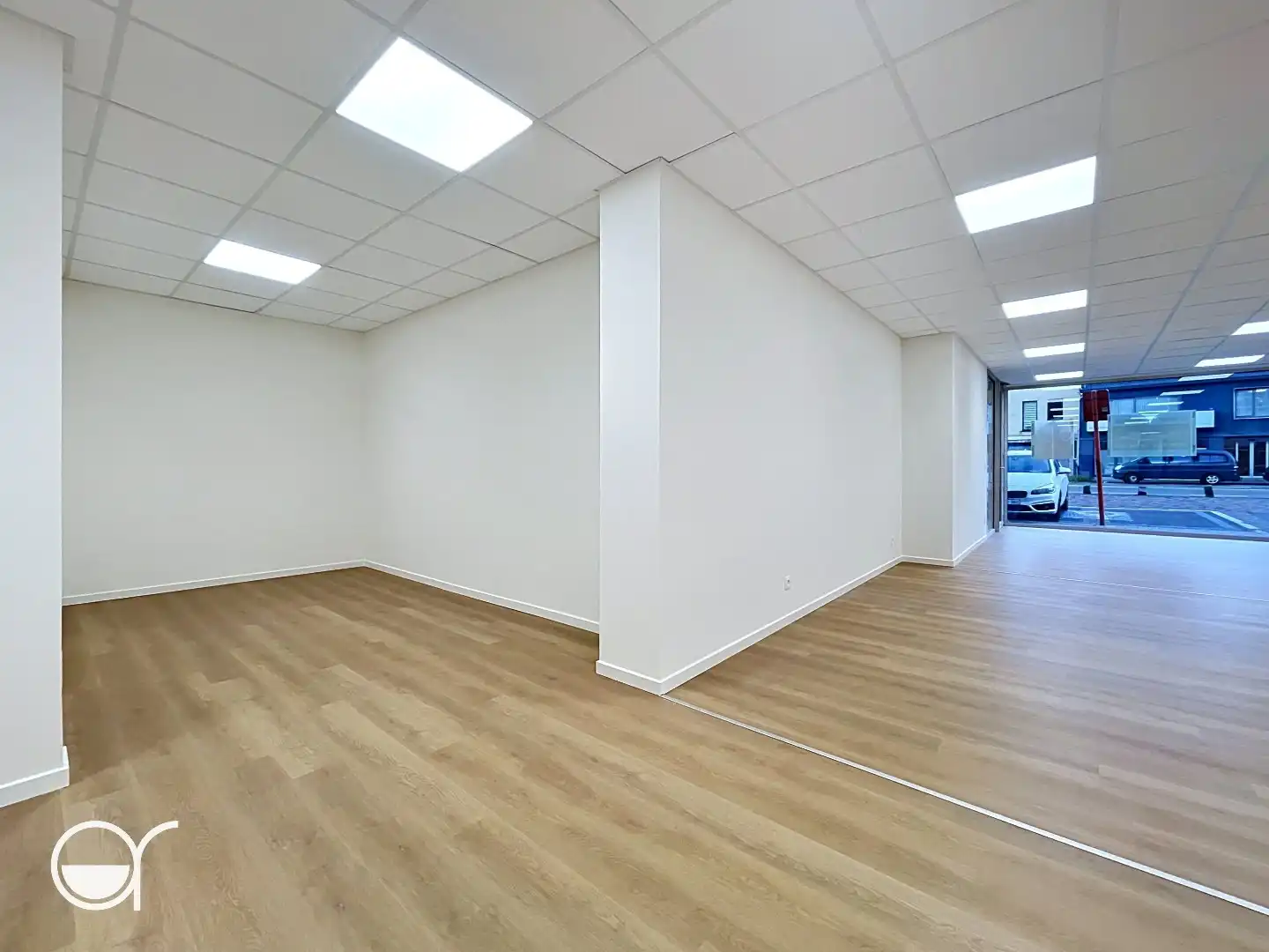 Gerenoveerd kantoor met drie autostaanplaatsen foto 11