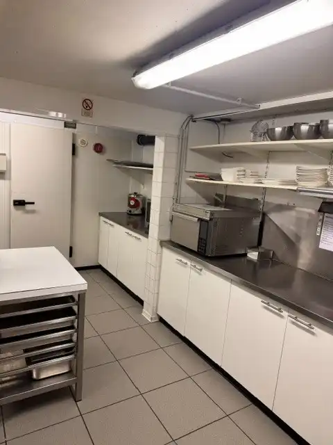 Dit handelspand, gebouwd in 2008, beschikt over een totale bruikbare oppervlakte van 143 m² en werd jarenlang uitgebaat als succesvolle broodjeszaak. foto 18