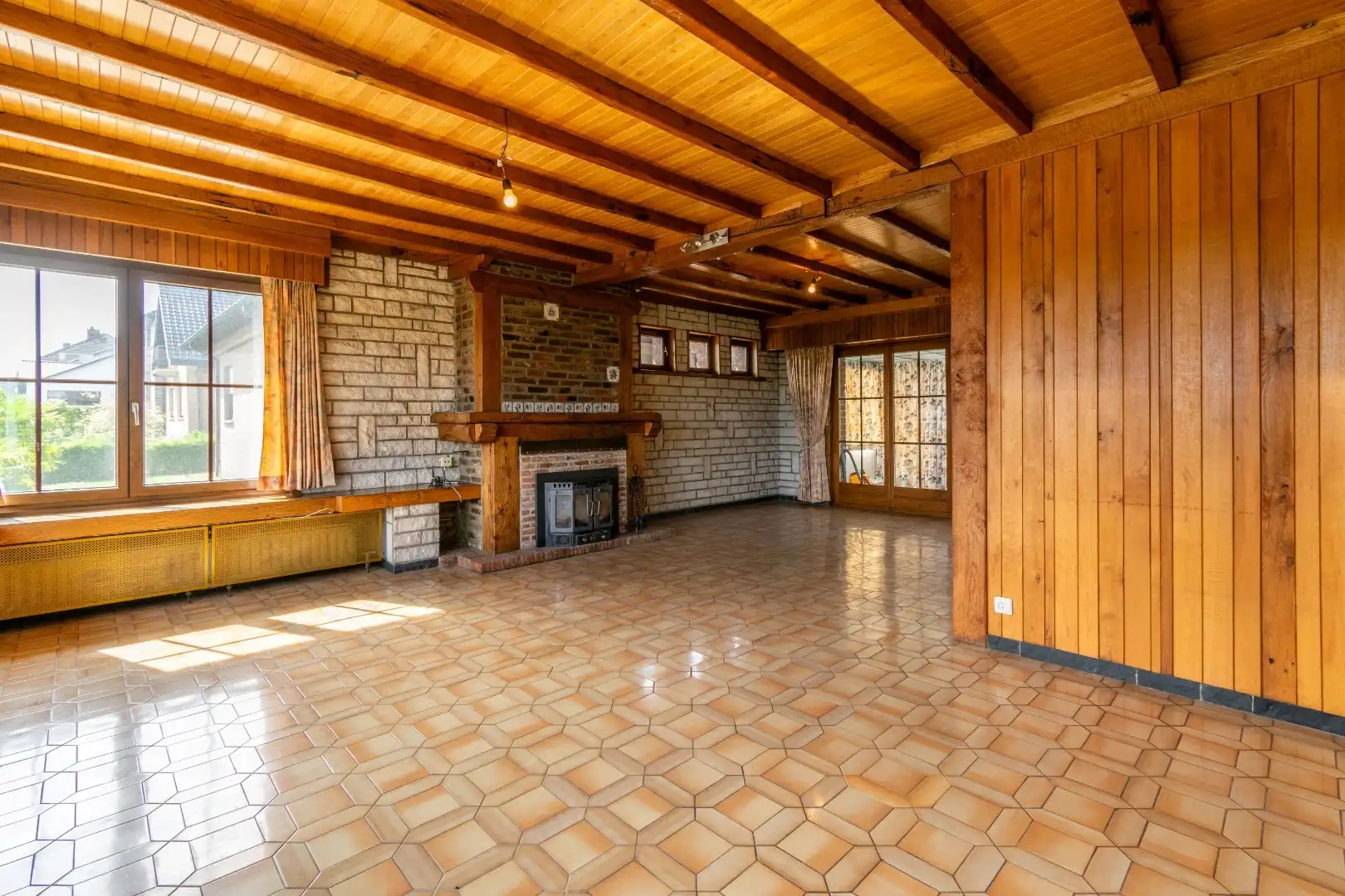Een gebouwde drie - gevel villa (deels te renoveren) met o.a. 3 slaapkamers! foto 5