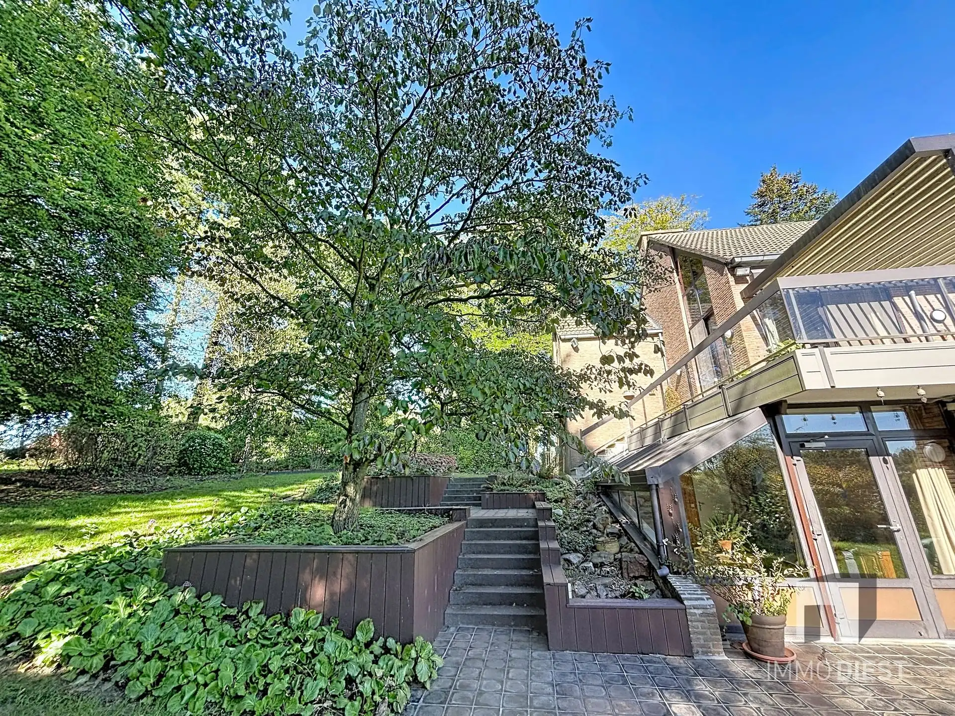 Prachtig gelegen villa met uniek ontwerp op 57a 74ca én achterliggende vijvers op 75a 54ca. foto 42